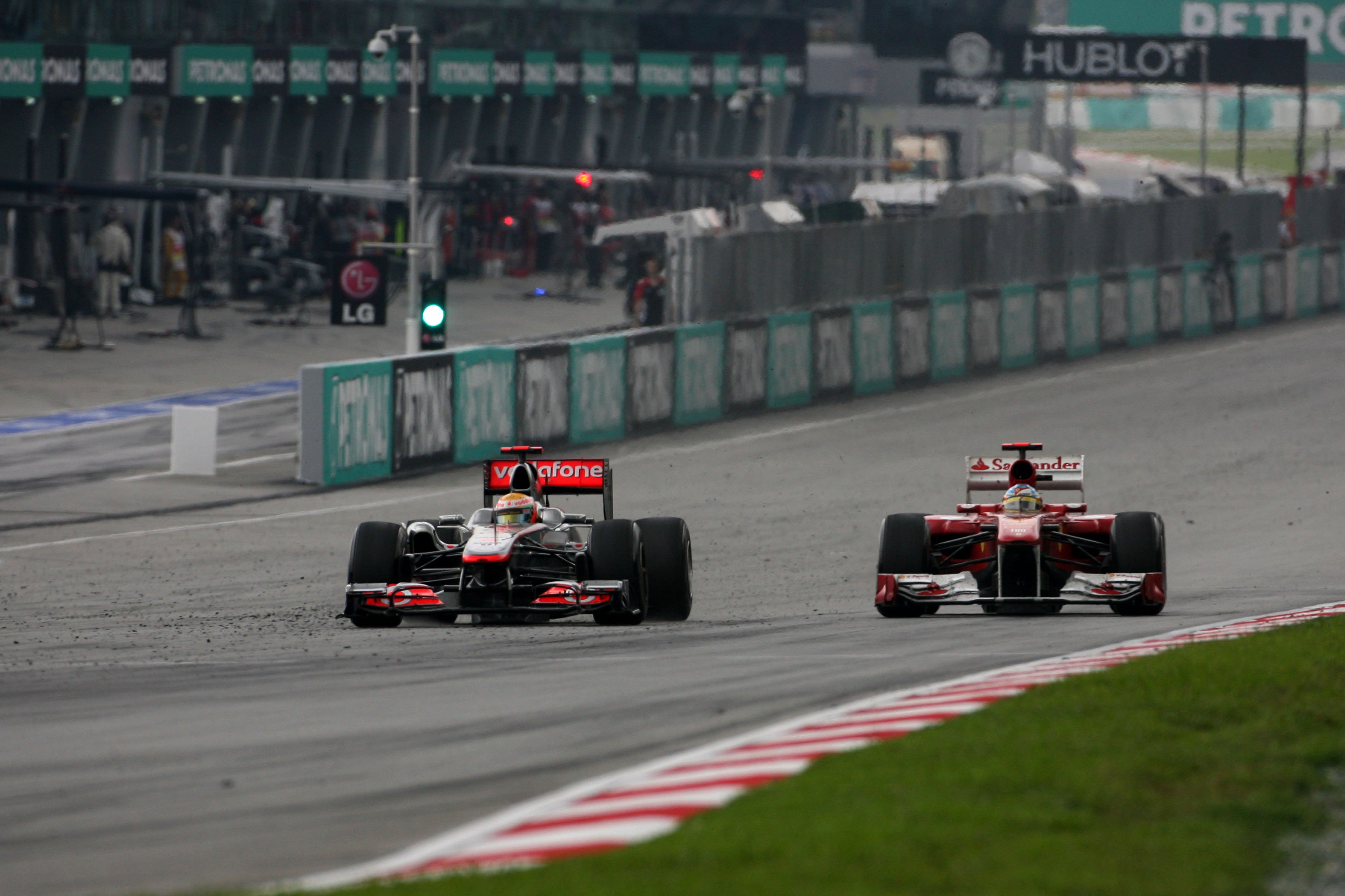 Tijdstraffen voor Alonso en Hamilton