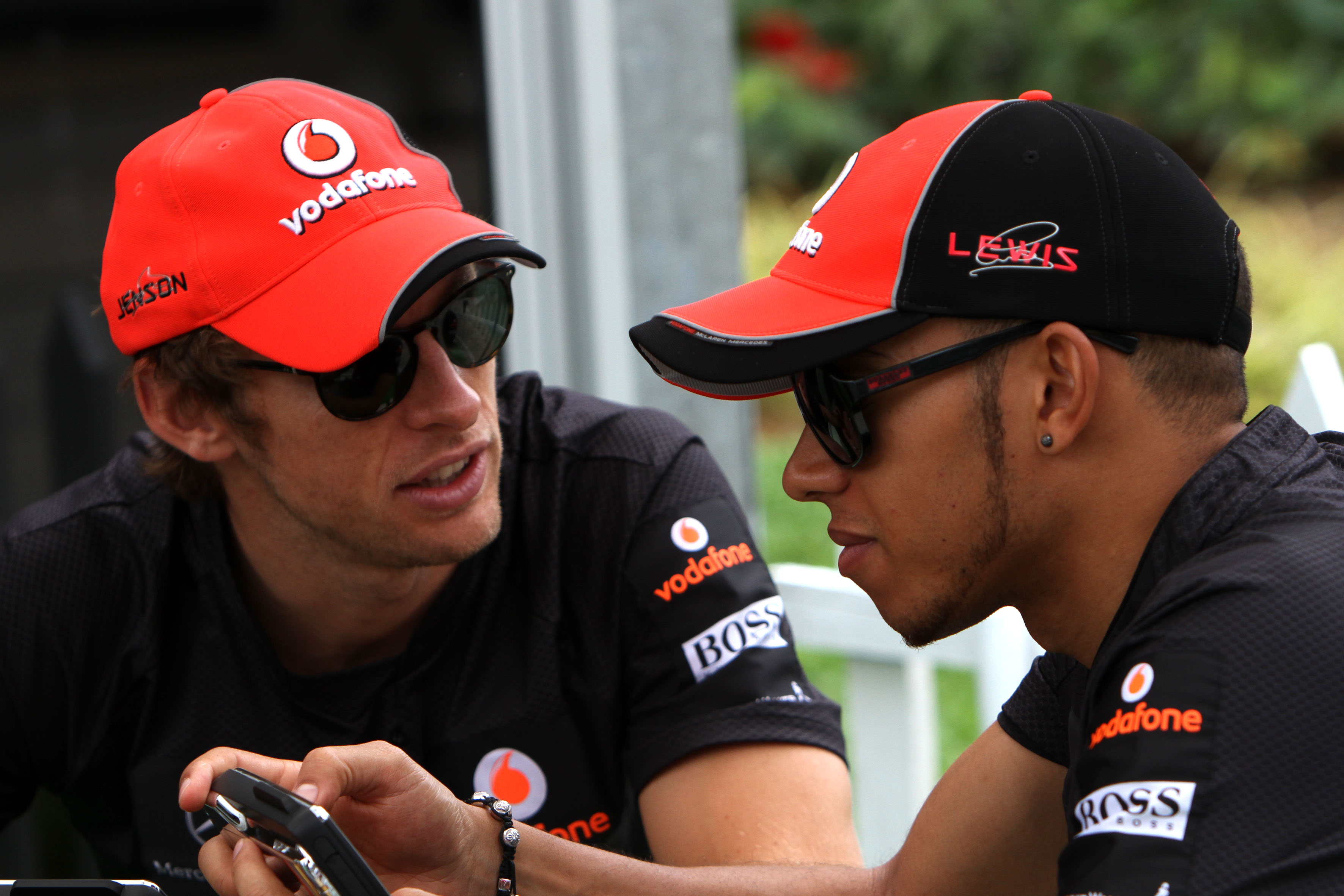McLaren-duo opent de jacht op Red Bull
