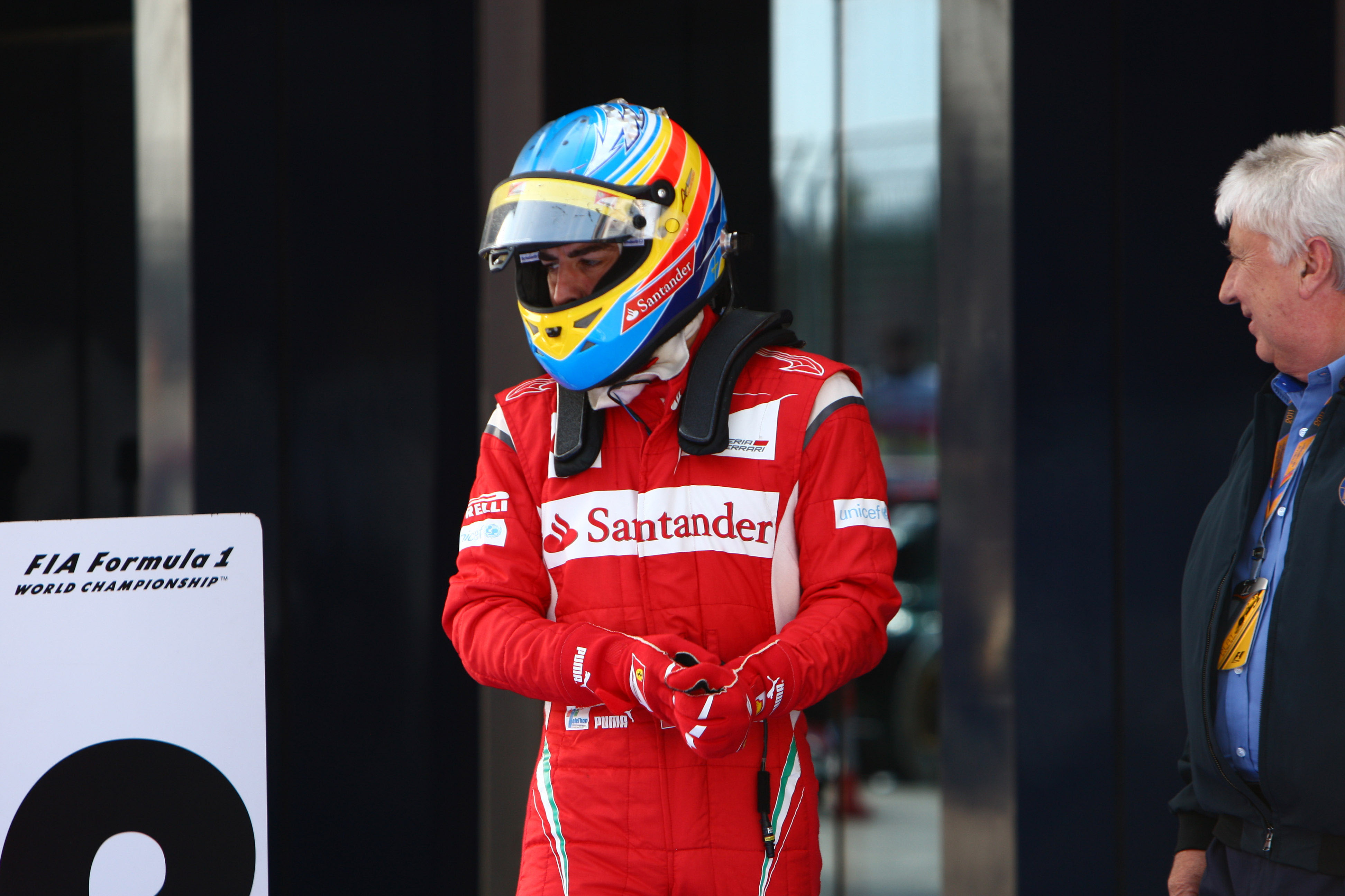 Alonso: ‘Ferrari moet meer risico’s nemen’