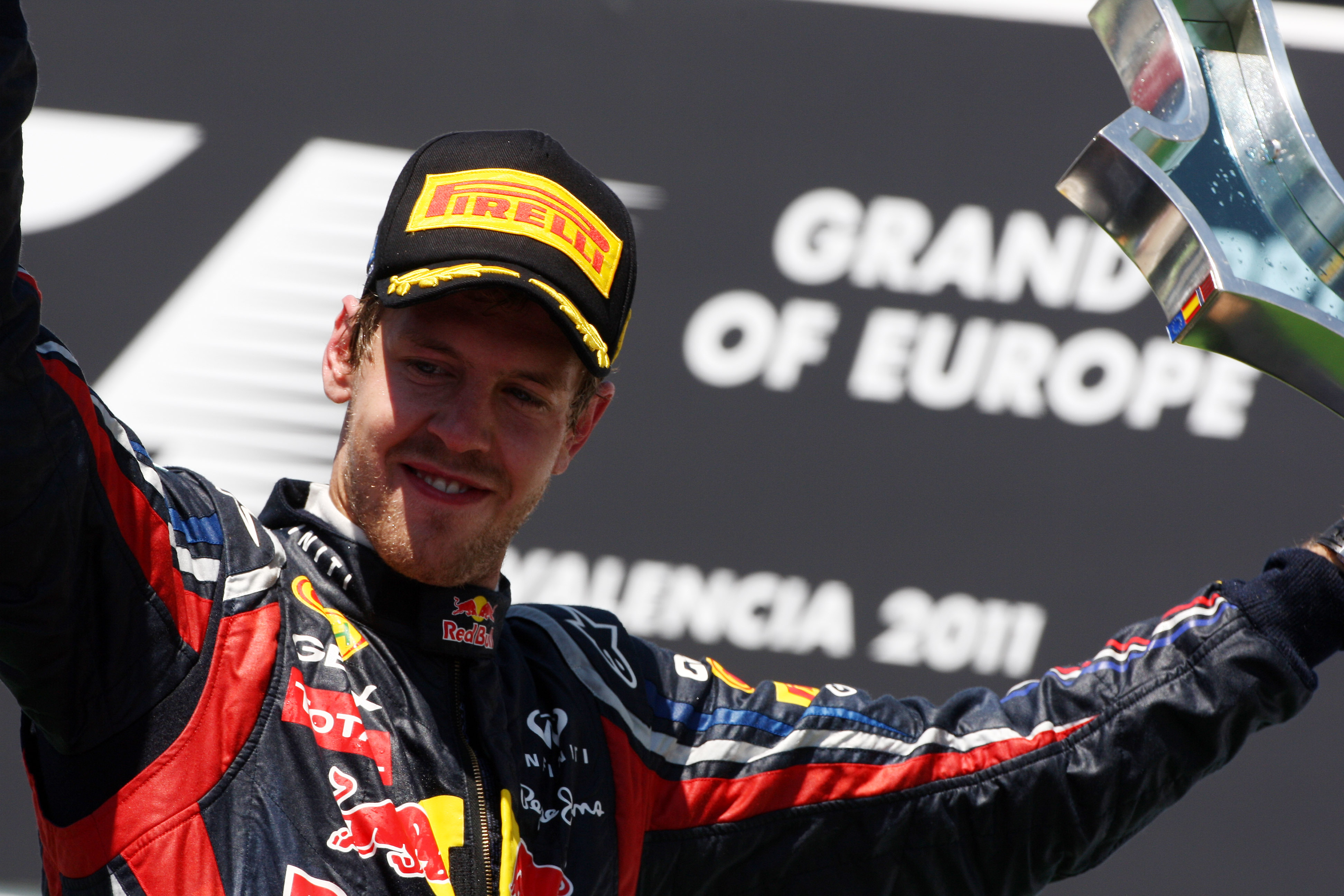 Race: Vettel onbedreigd naar de zege in Valencia