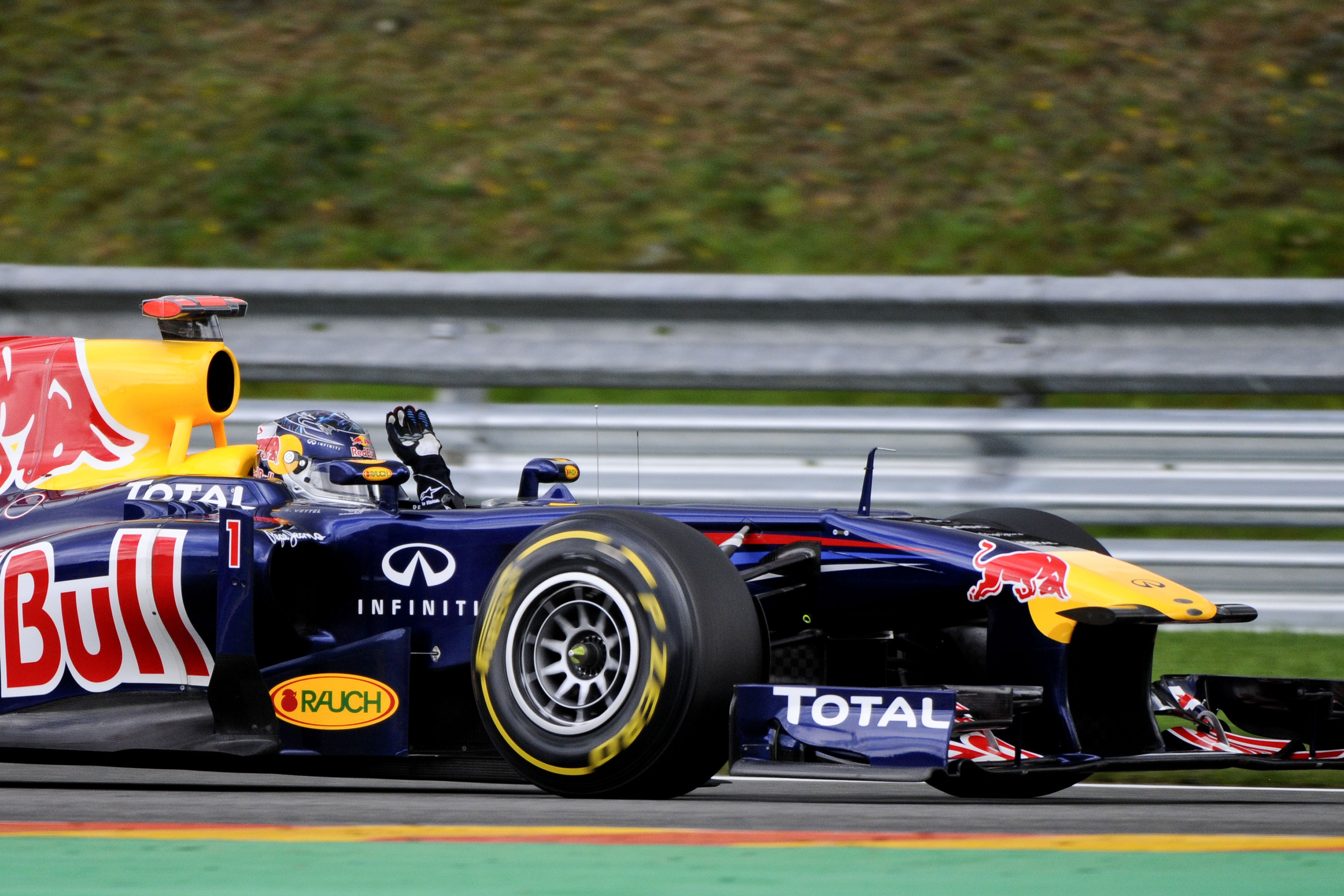 Race: Vettel slaat terug met zege in Spa