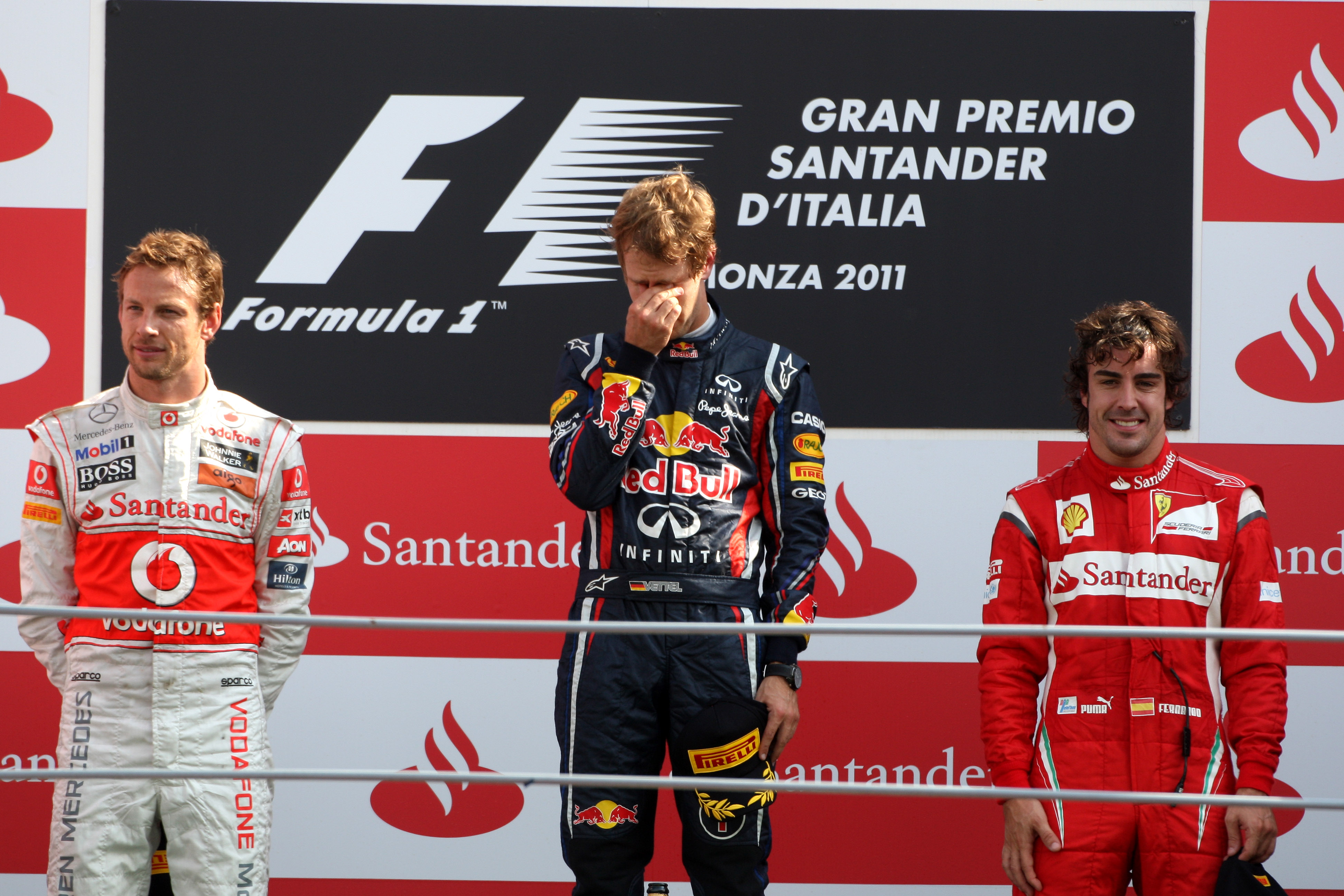 Race: Vettel toont ballen en wint ook in Italië