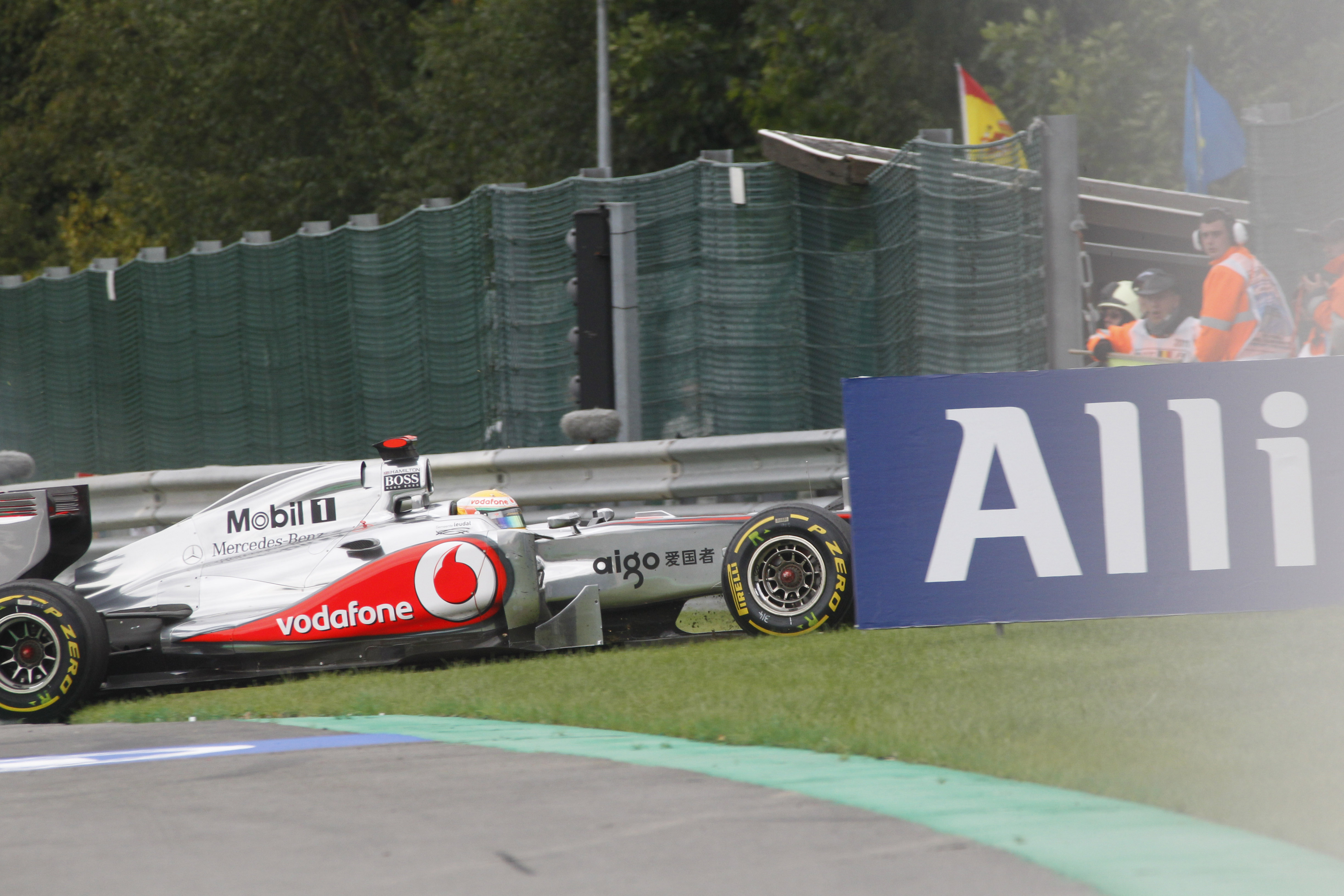 Hamilton even knock-out na crash in Spa