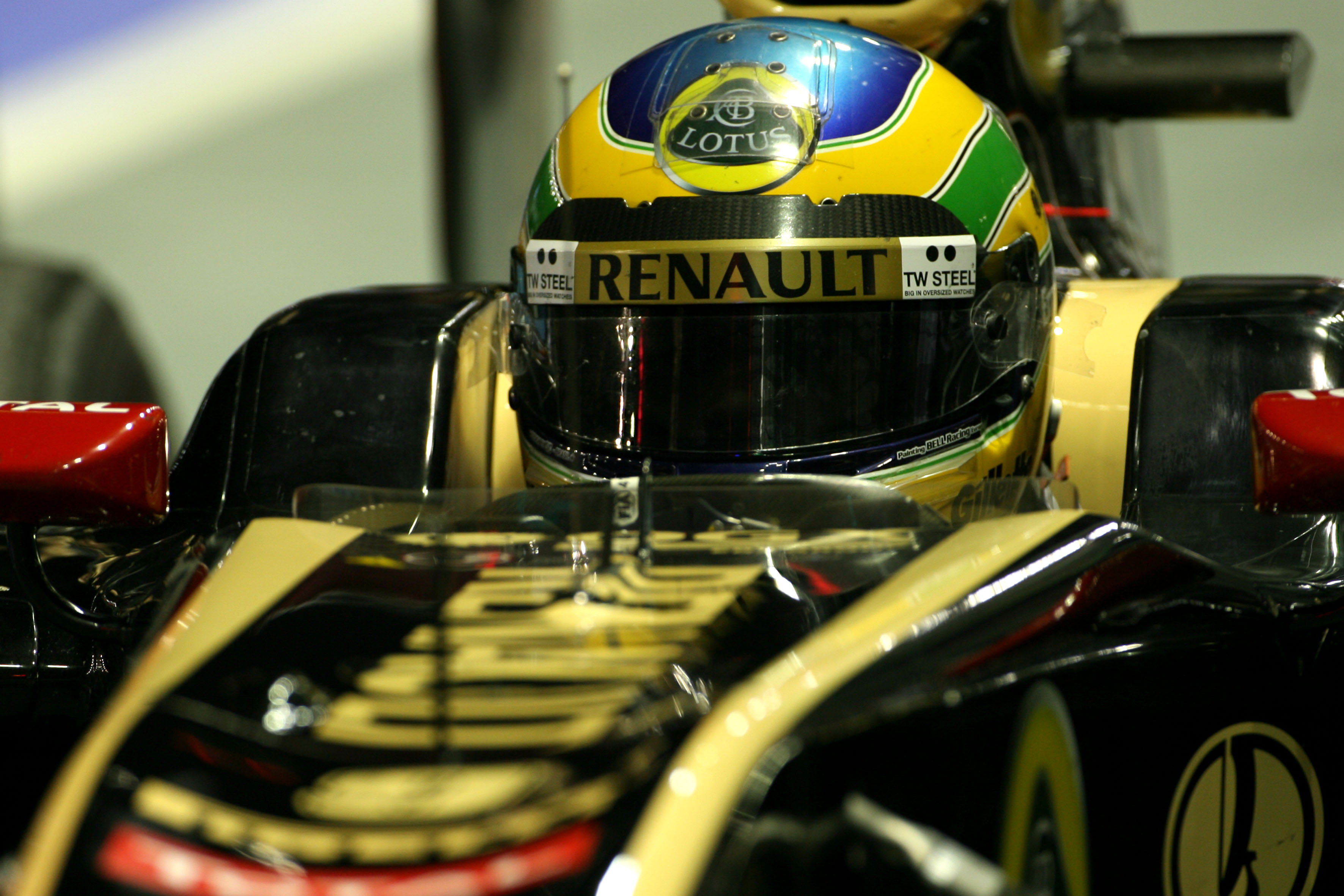 Senna houdt Petrov buiten Q2