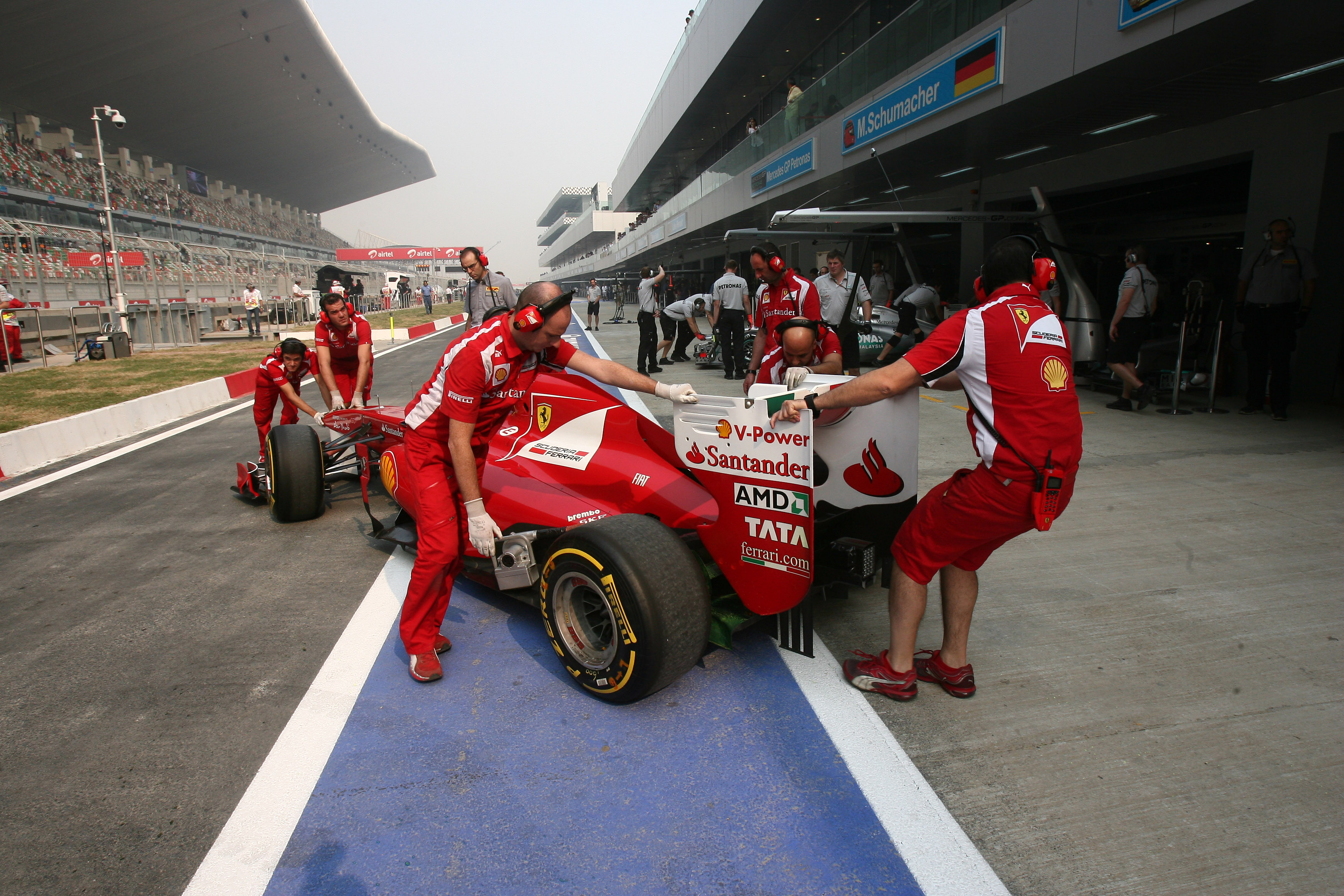 VT2: Vettel in Ferrari-sandwich