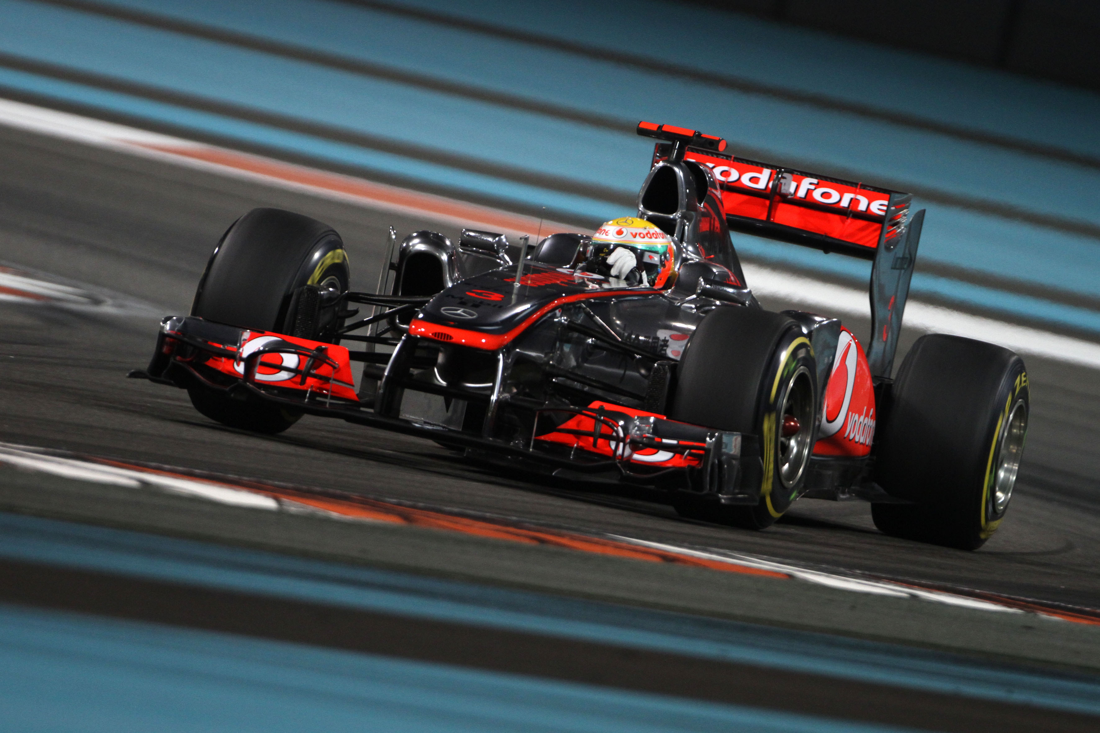 Race: Hamilton blijft Alonso voor en wint