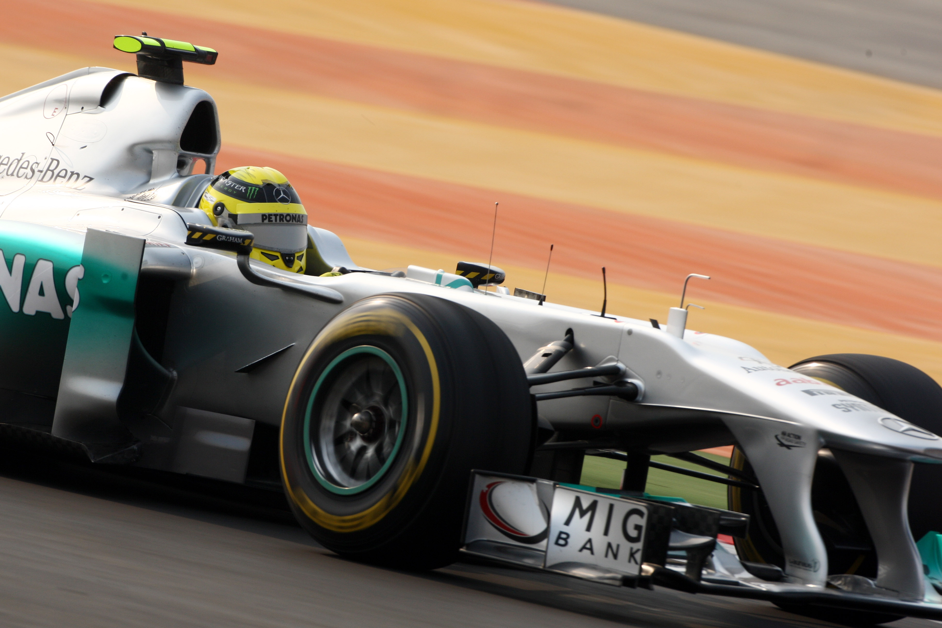 Rosberg verlengt contract bij Mercedes
