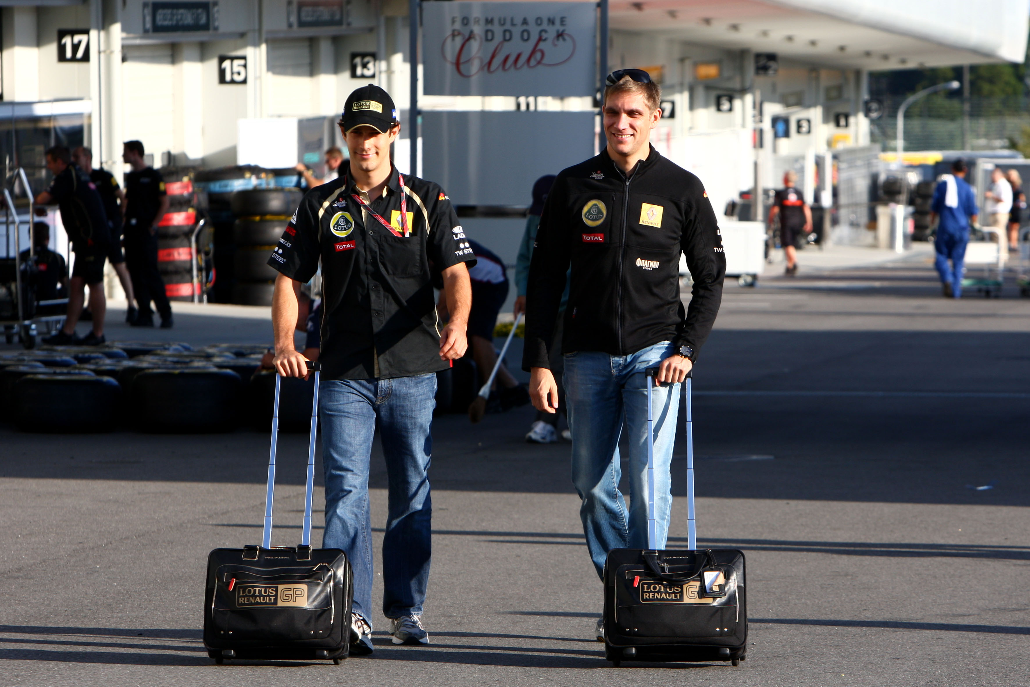 Renault bedankt Senna en Petrov voor bewezen diensten