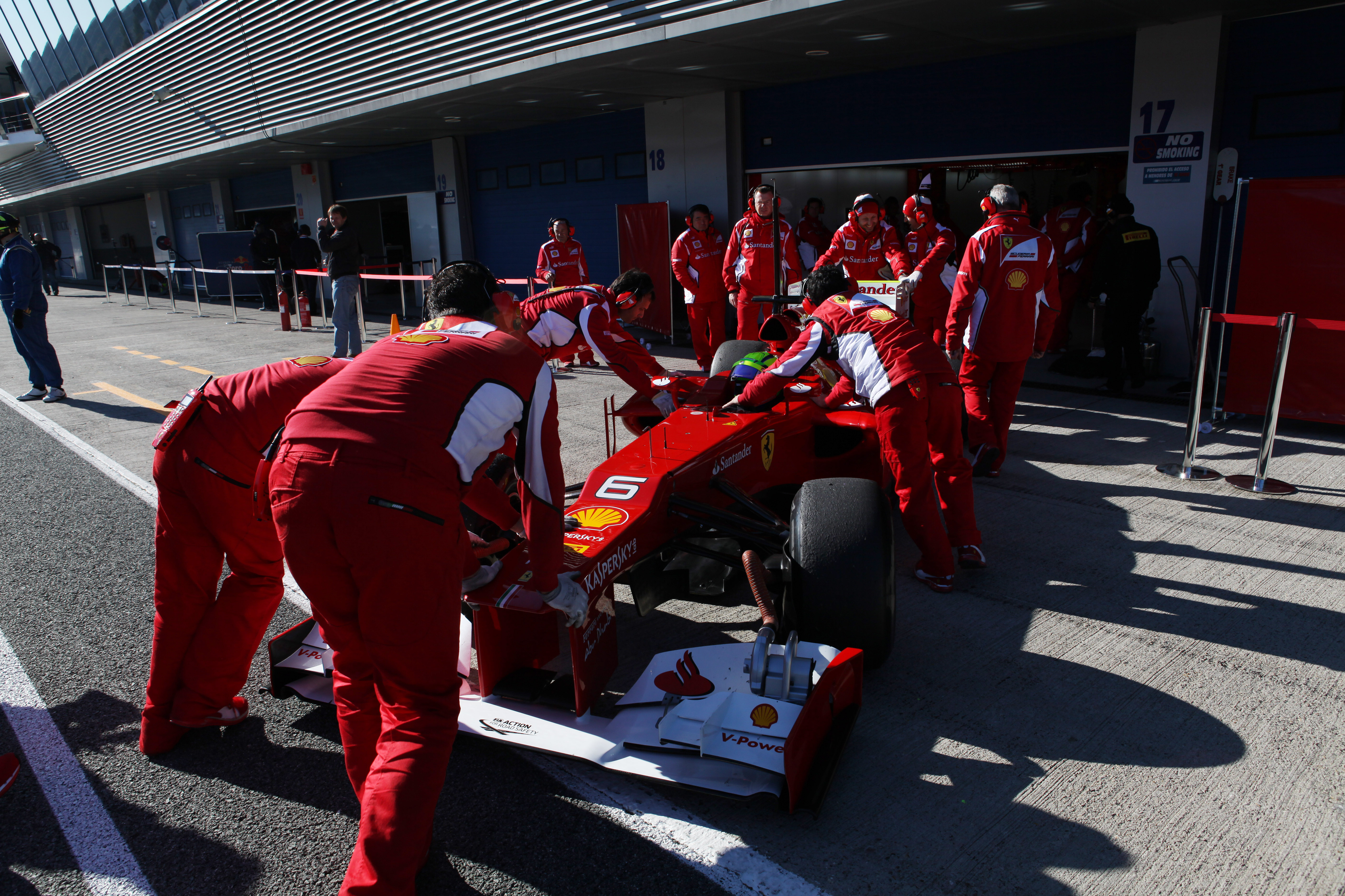 Fry: ‘Niet gelukkig met waar Ferrari nu staat’