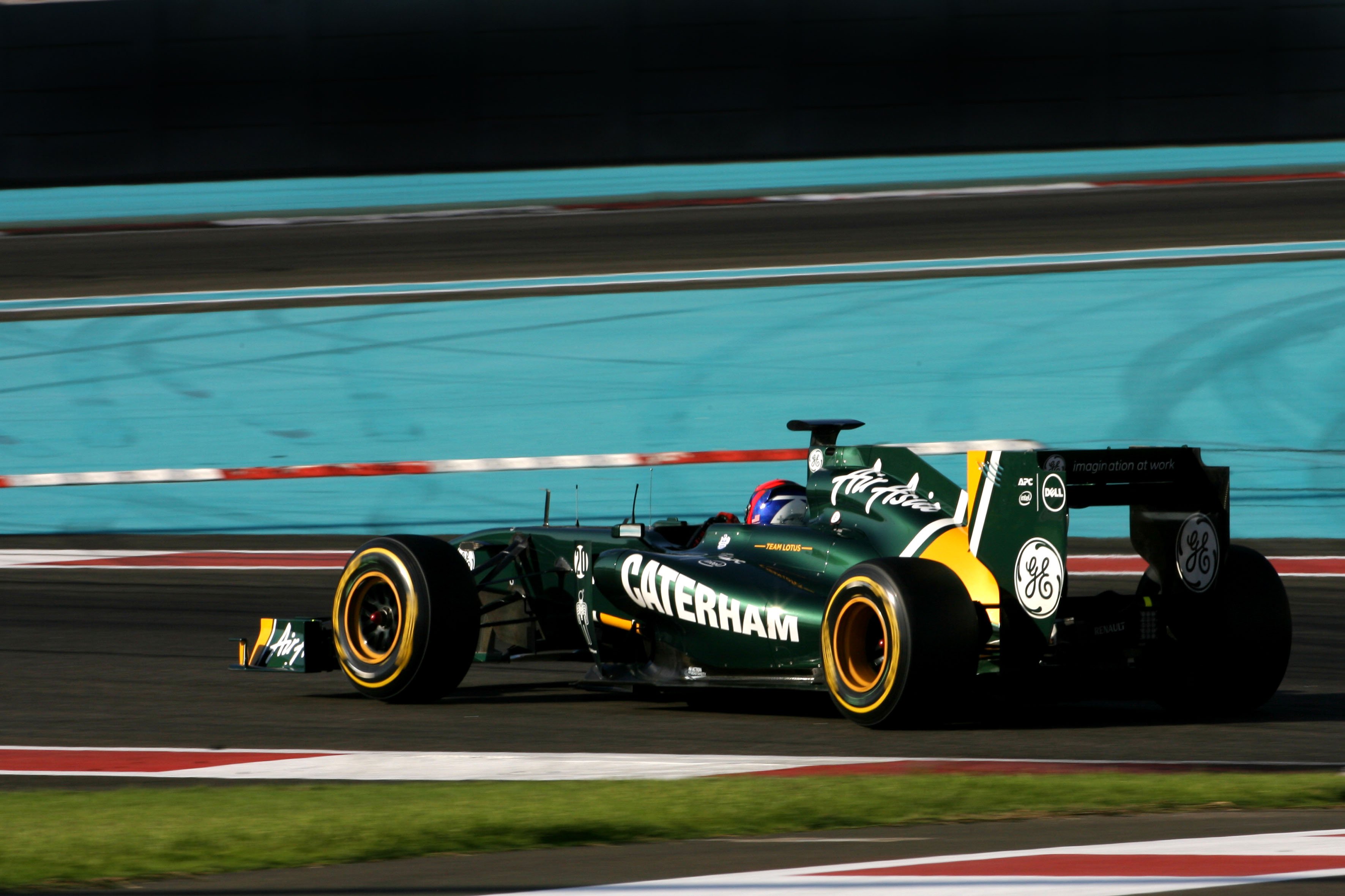 Caterham stelt ook Rossi aan als testrijder