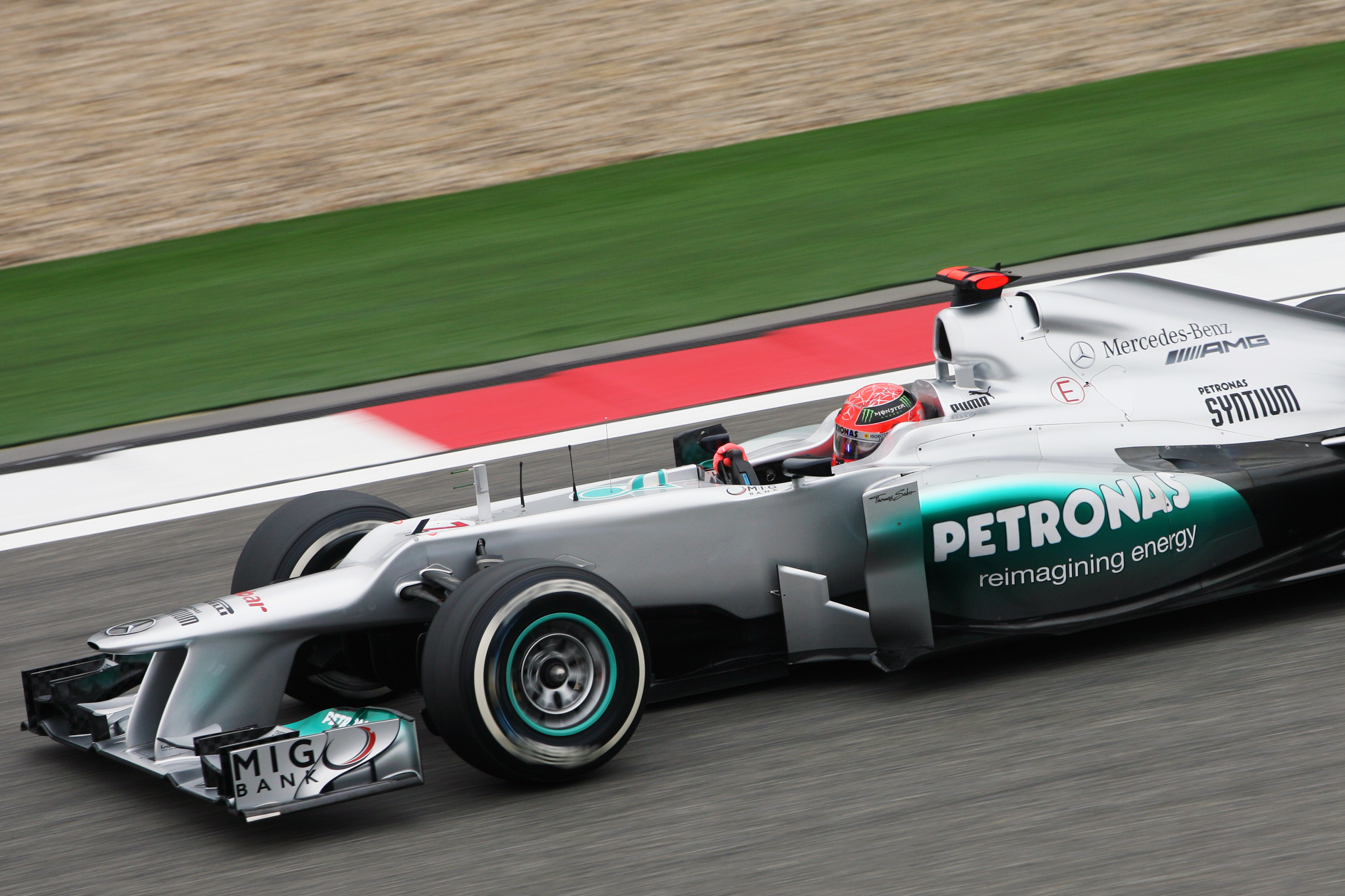 VT2: Schumacher snelste op eerste trainingsdag