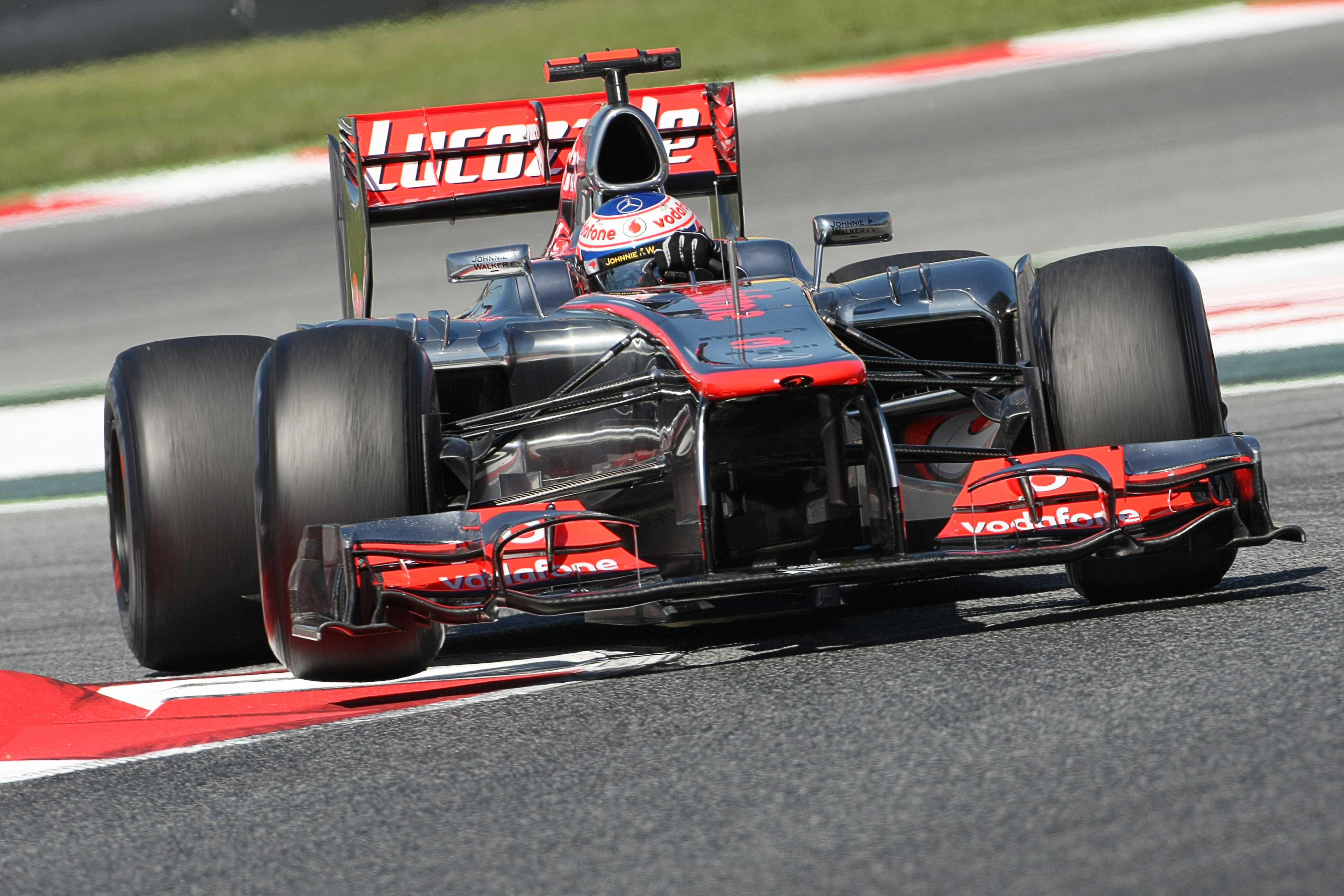 VT2: Button blijft Vettel net voor