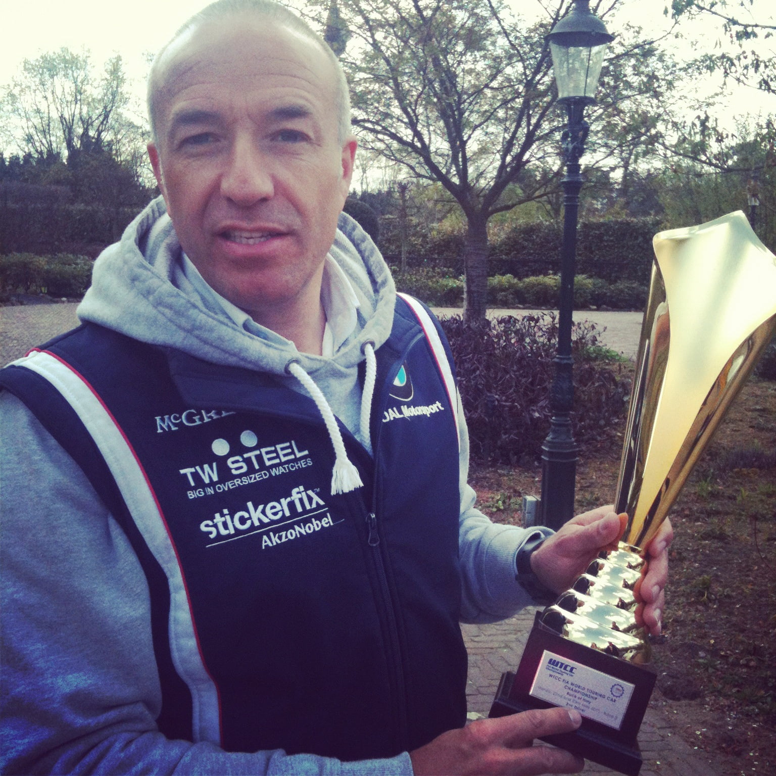 Win de beker van Tom Coronel