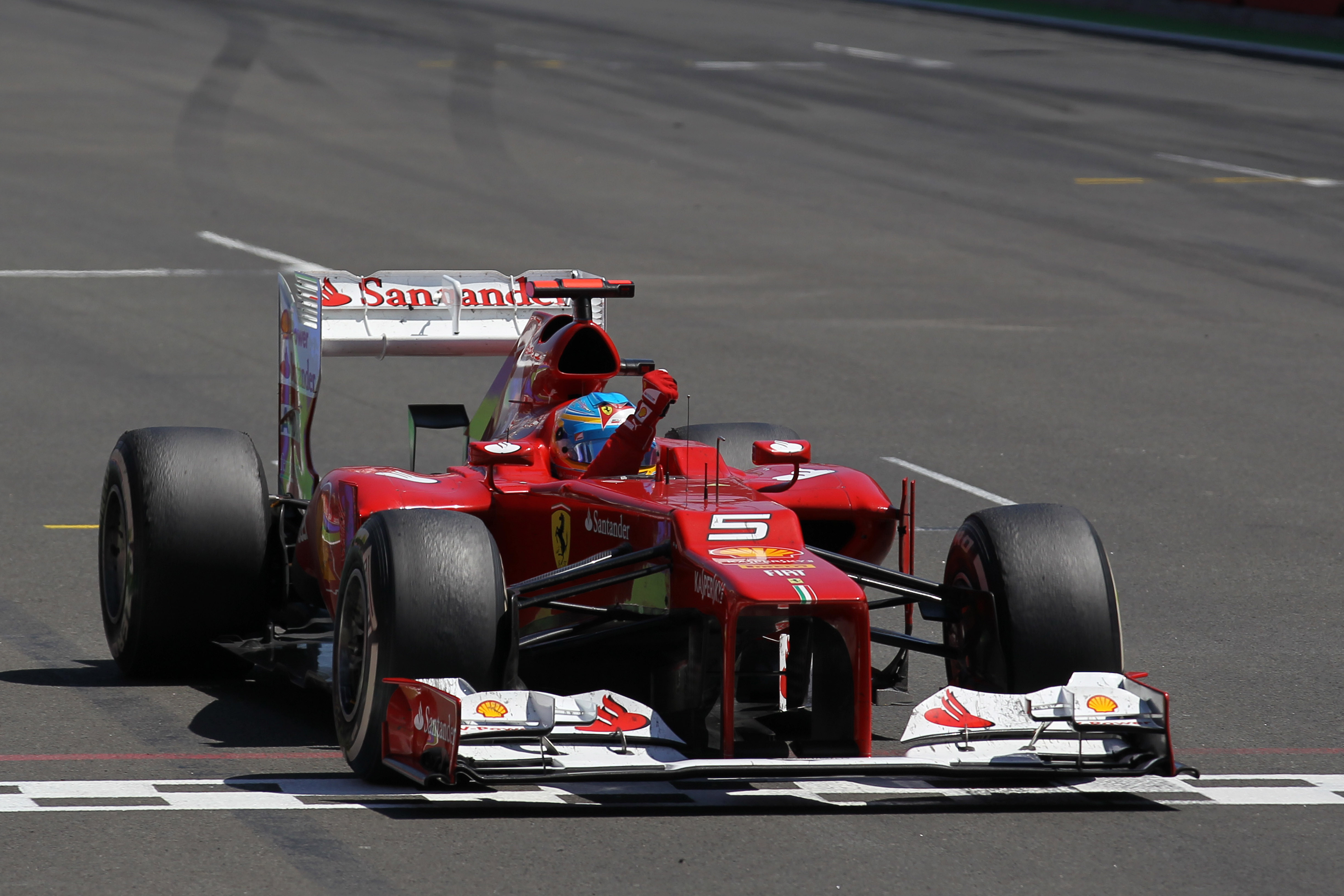 Race: Alonso wint spektakelstuk in Valencia