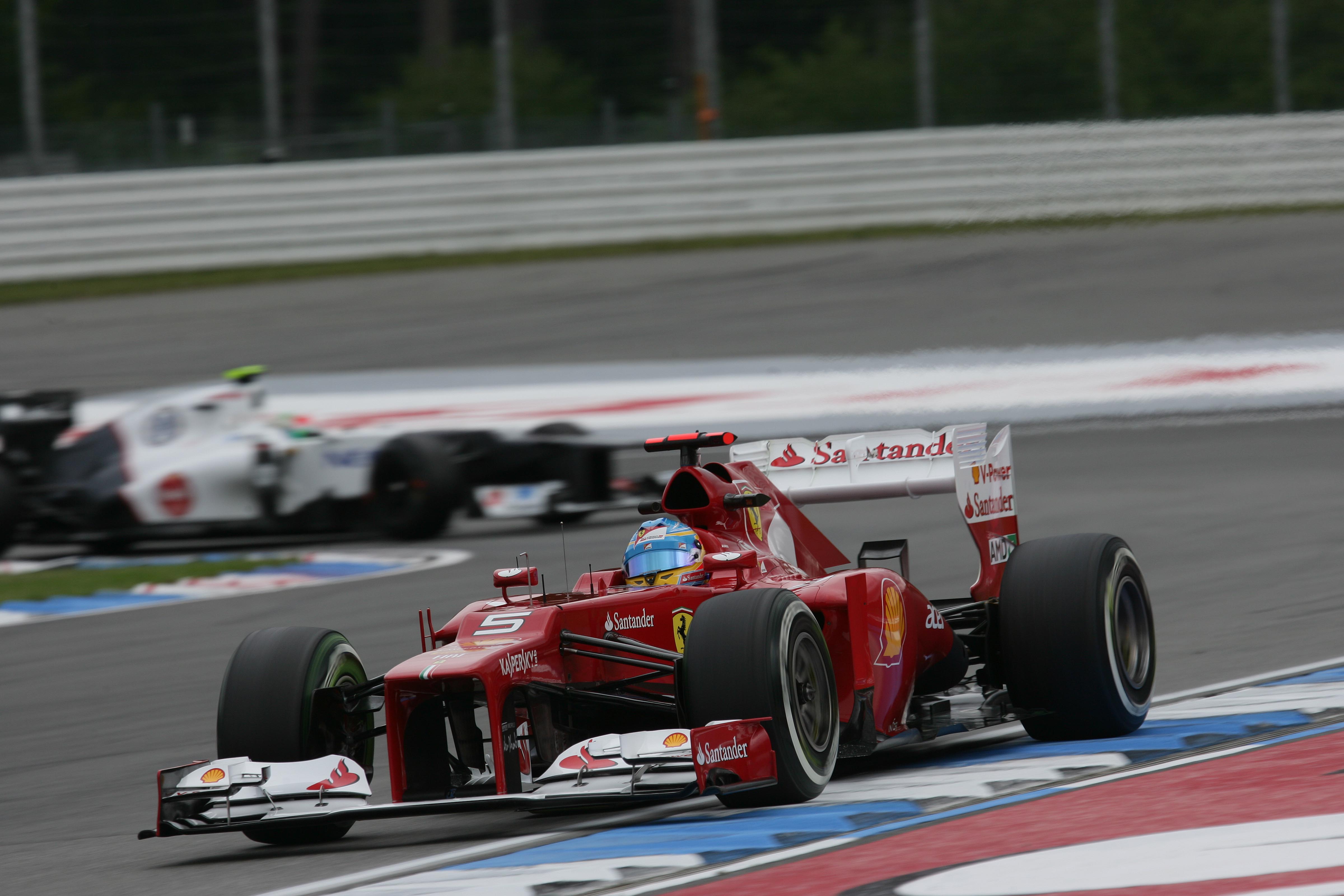 VT3: Alonso vooraan op een droge baan