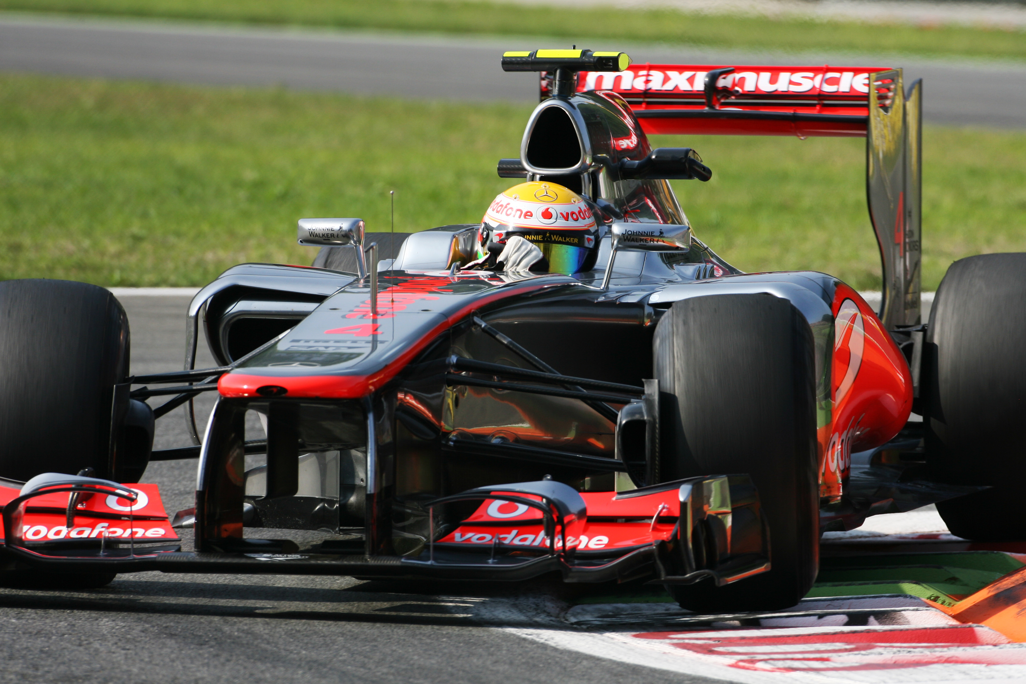 VT2: McLaren snel, Alonso in de problemen
