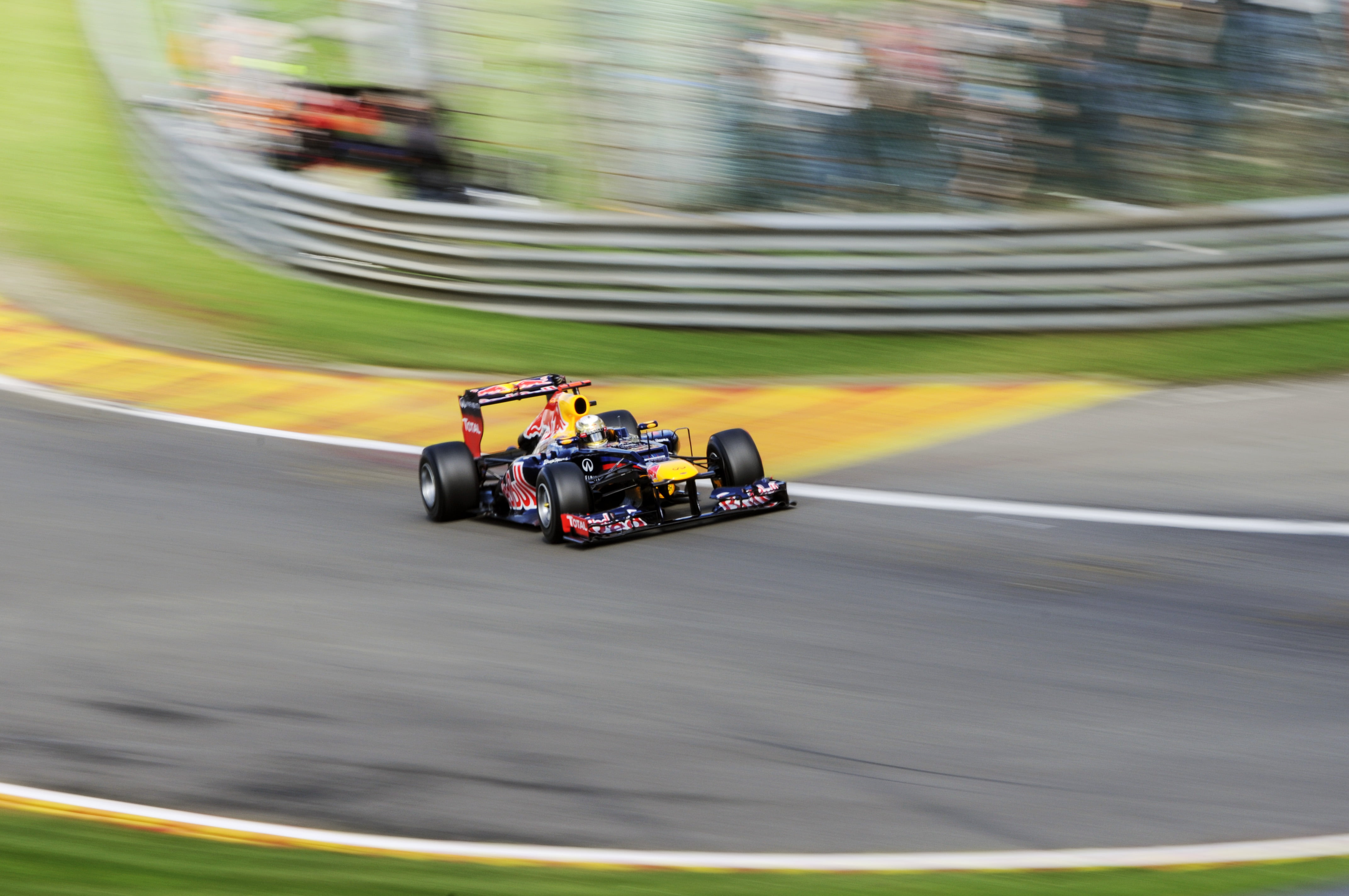 Vettel gelooft nog in goede afloop op Spa