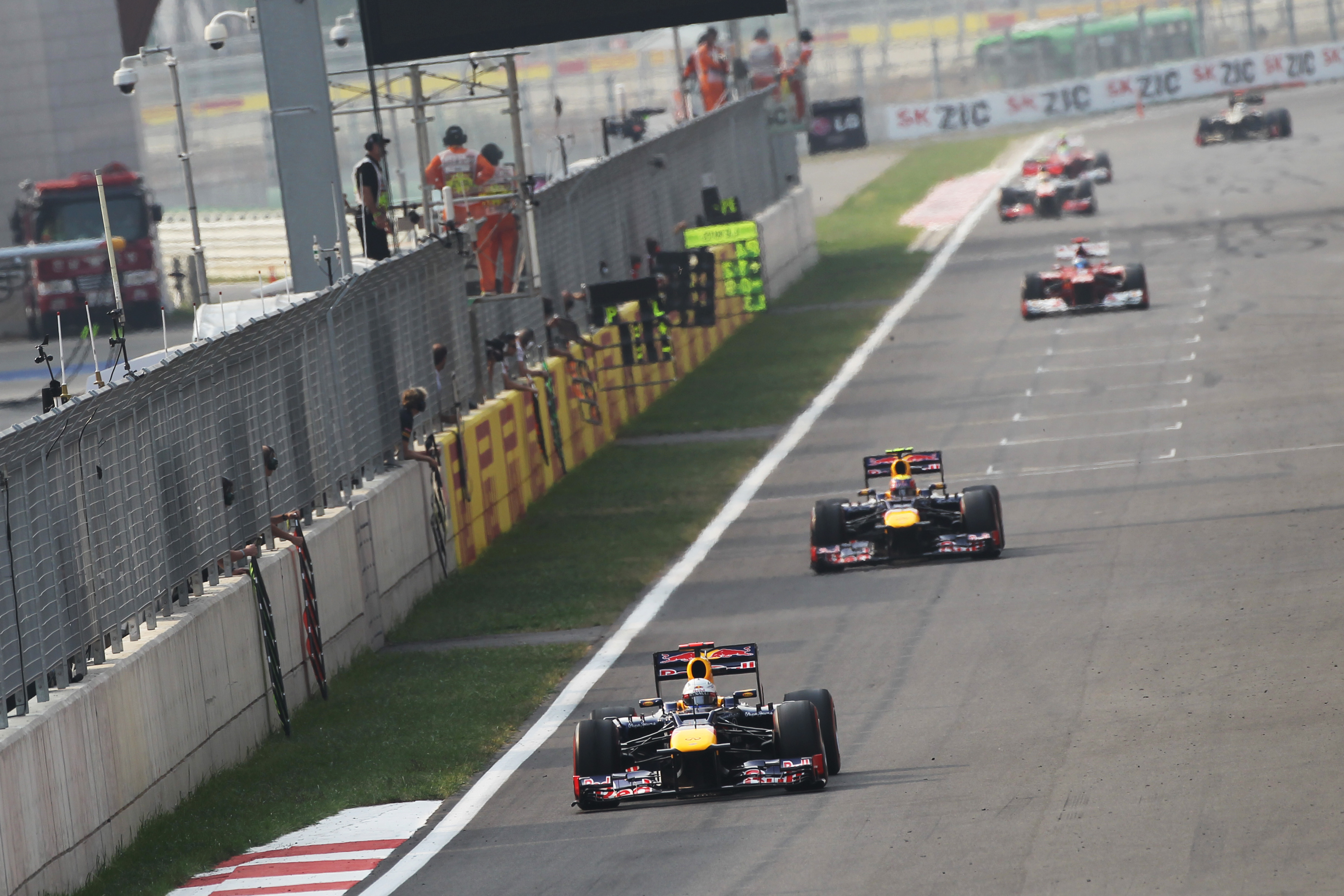 Race: Vettel pakt leiding na dominante overwinning