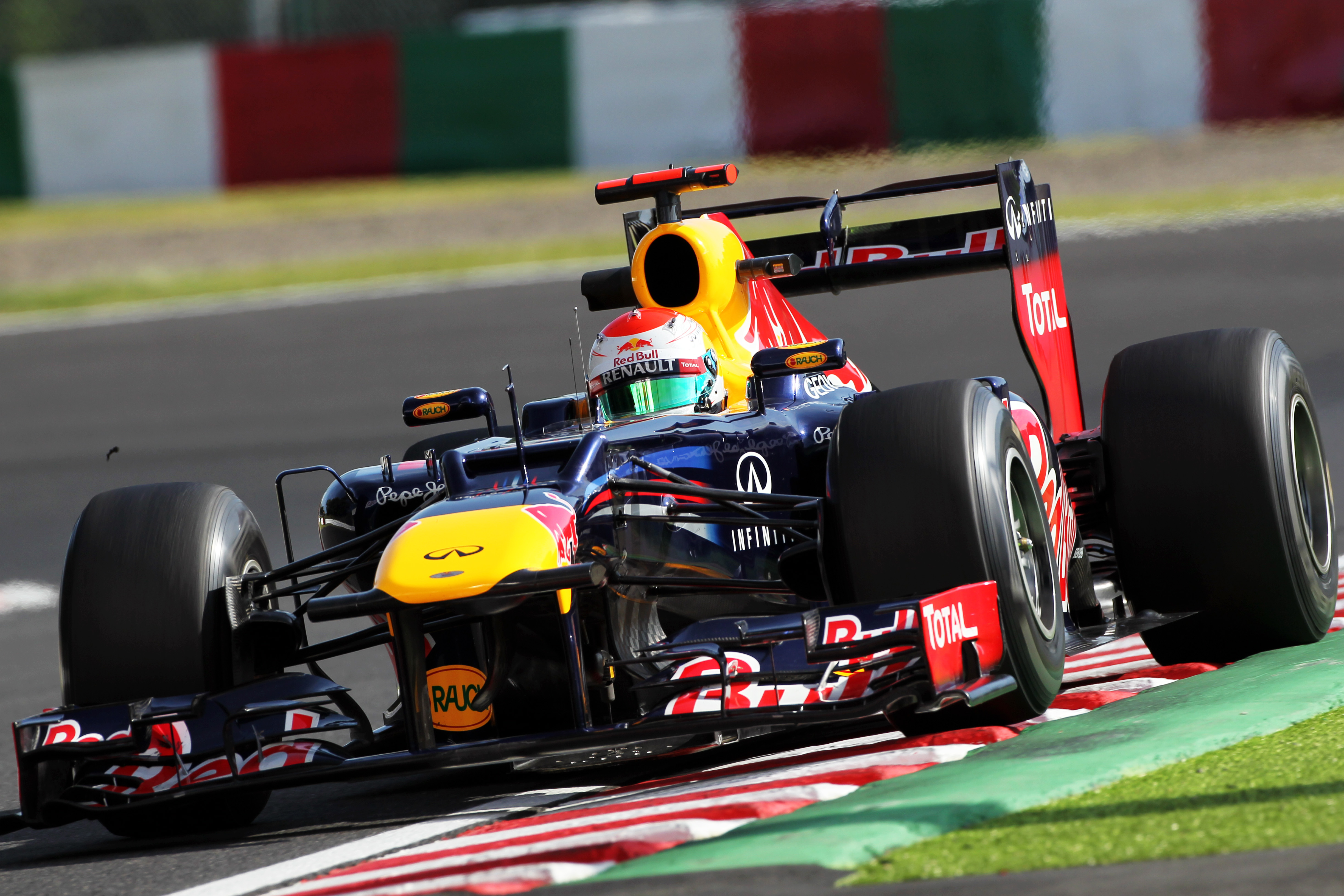 Race: Vettel wint eenvoudig, Kobayashi schittert