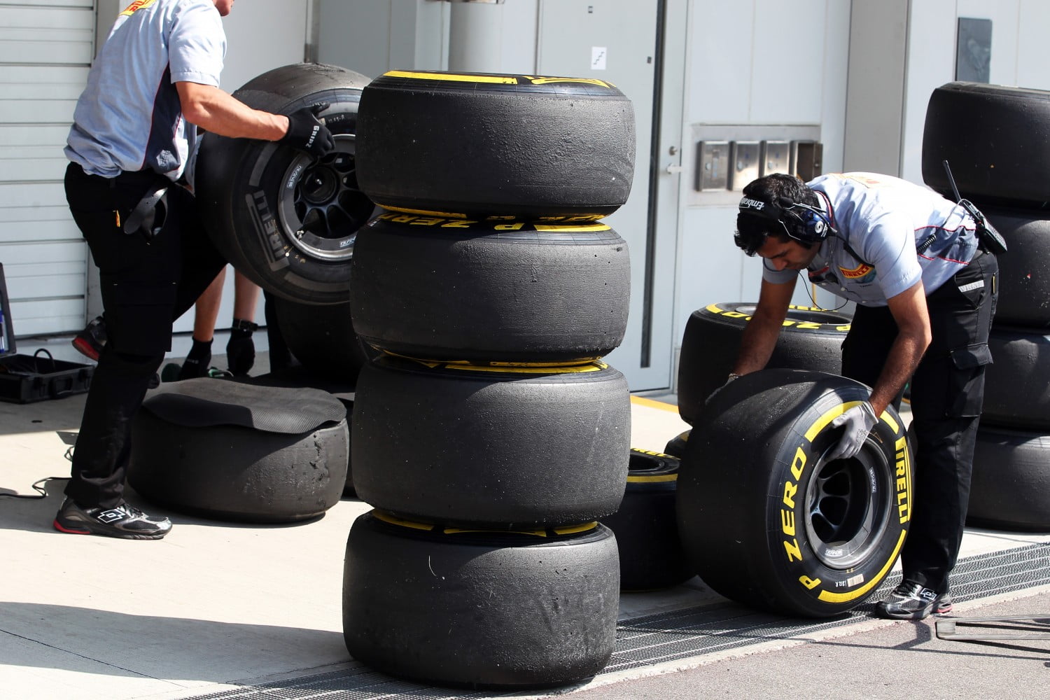 Открытые колеса. Formula 1 шина. Колесо ф1. Гоночные шины Пирелли. Шины после гонки ф1.