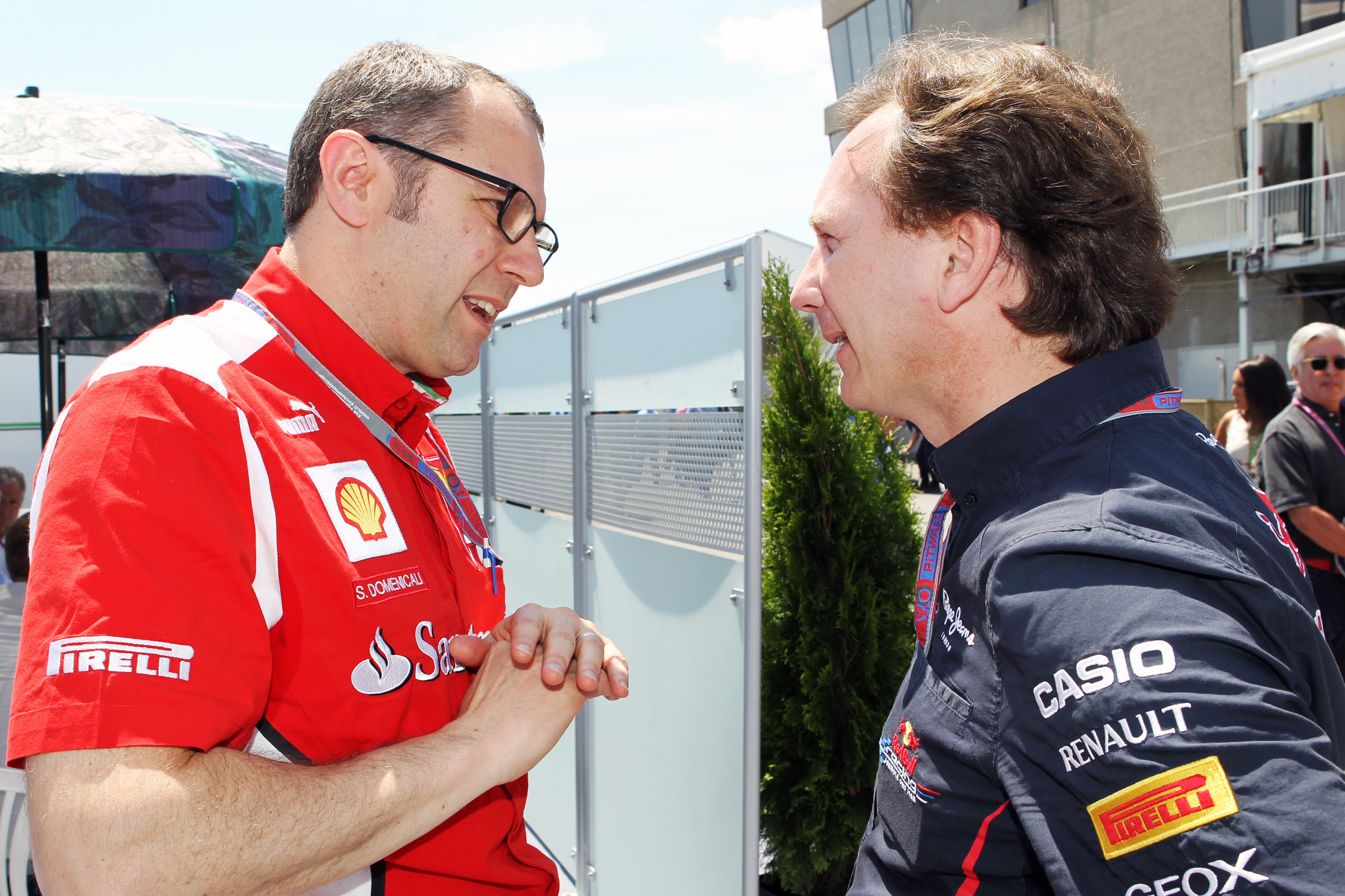 ‘Ferrari heeft naar diensten Horner en Newey gehengeld’