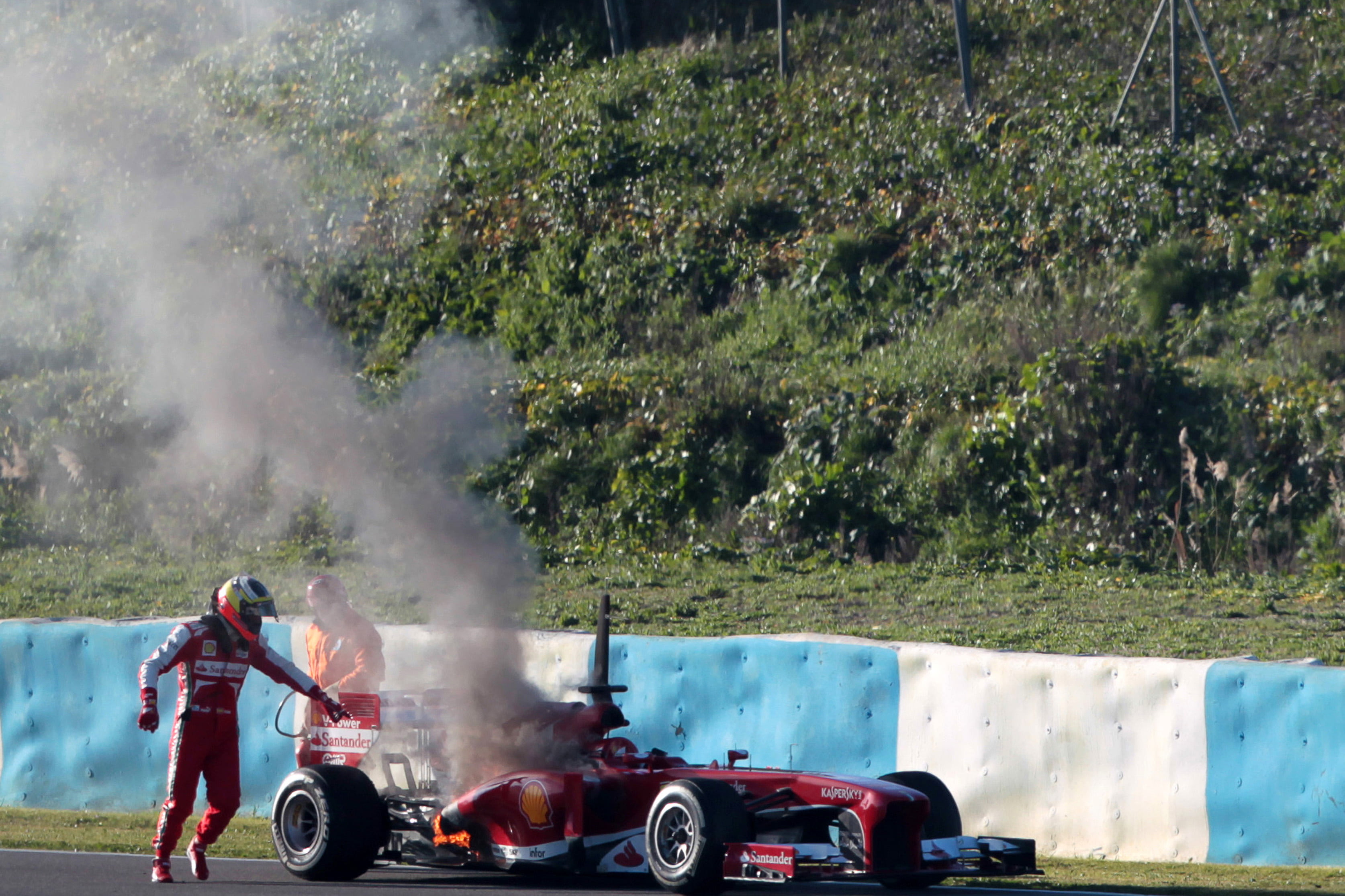 Brandende Ferrari voor De la Rosa in Jerez