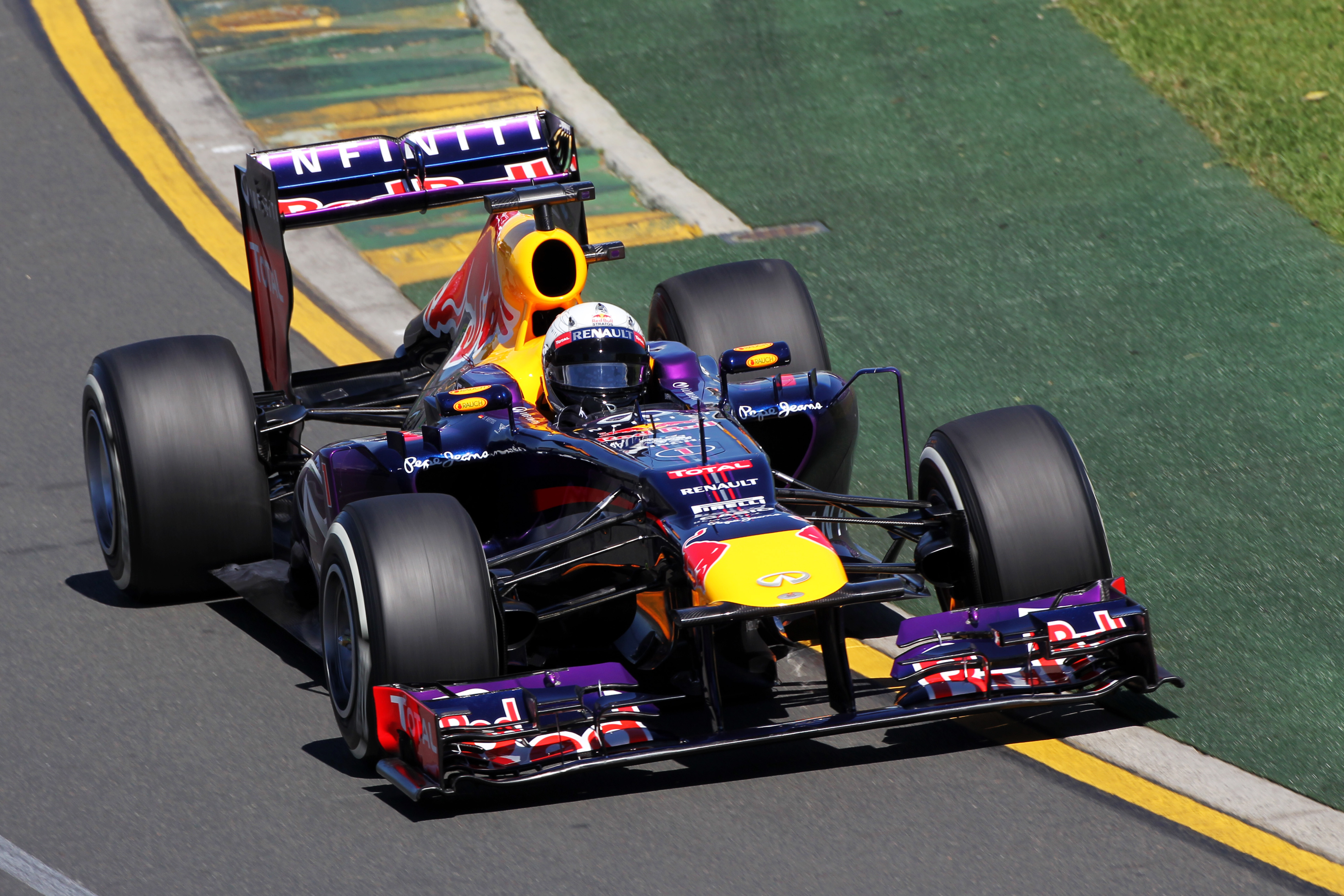 VT2: Vettel blijft bovenaan, Hamilton crasht