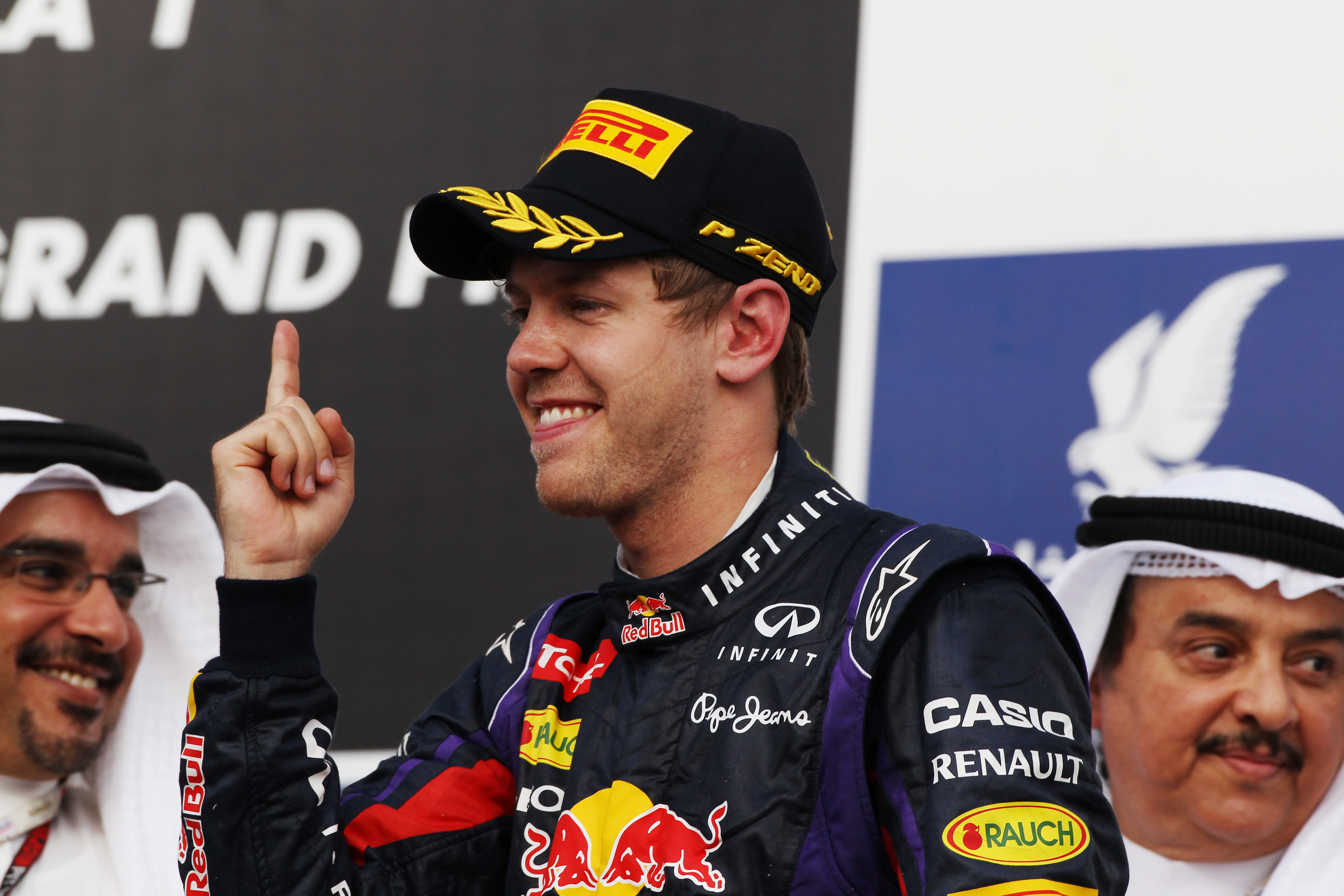 Race: Vettel ongenaakbaar in de woestijn