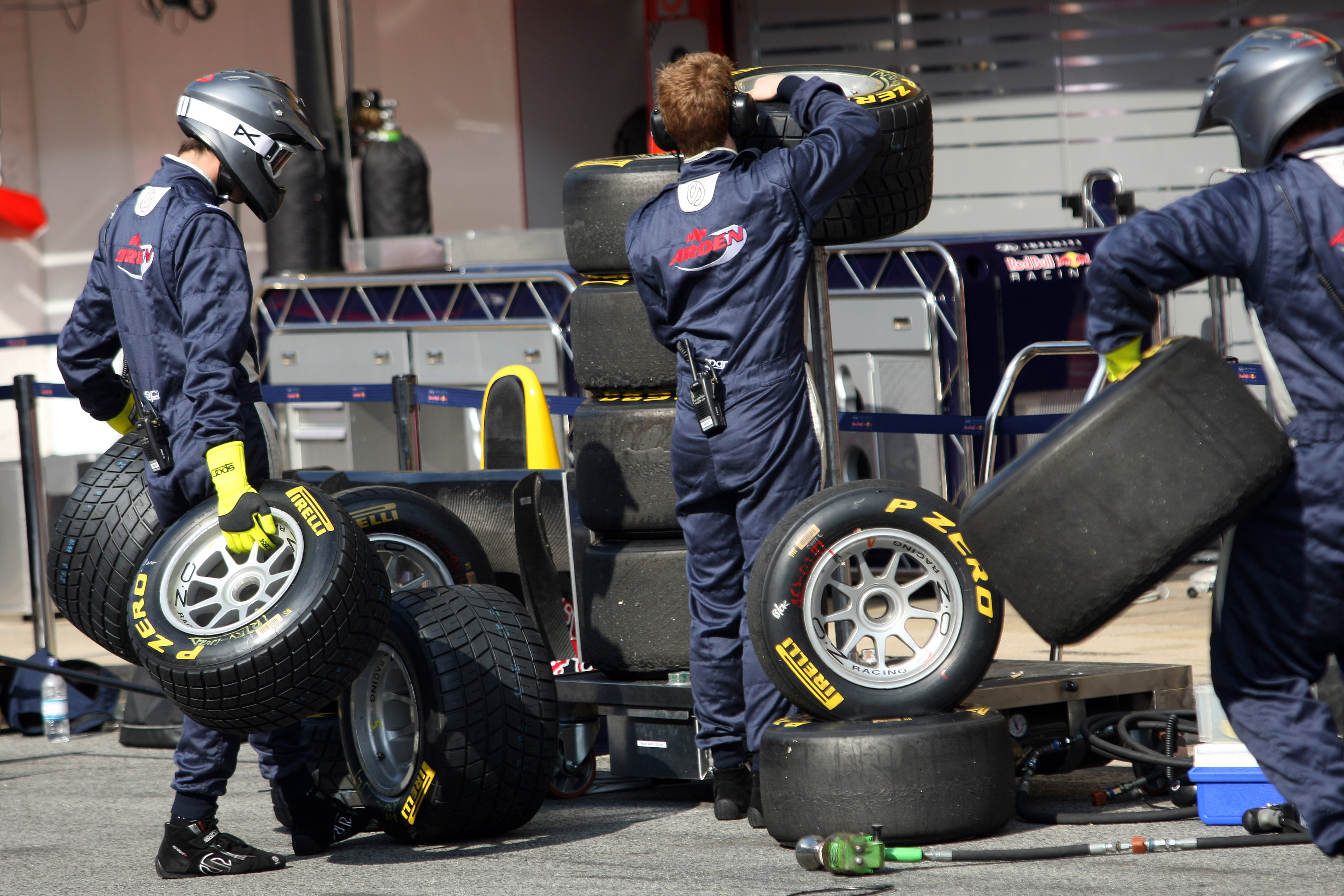 Pirelli past banden voor Silverstone aan