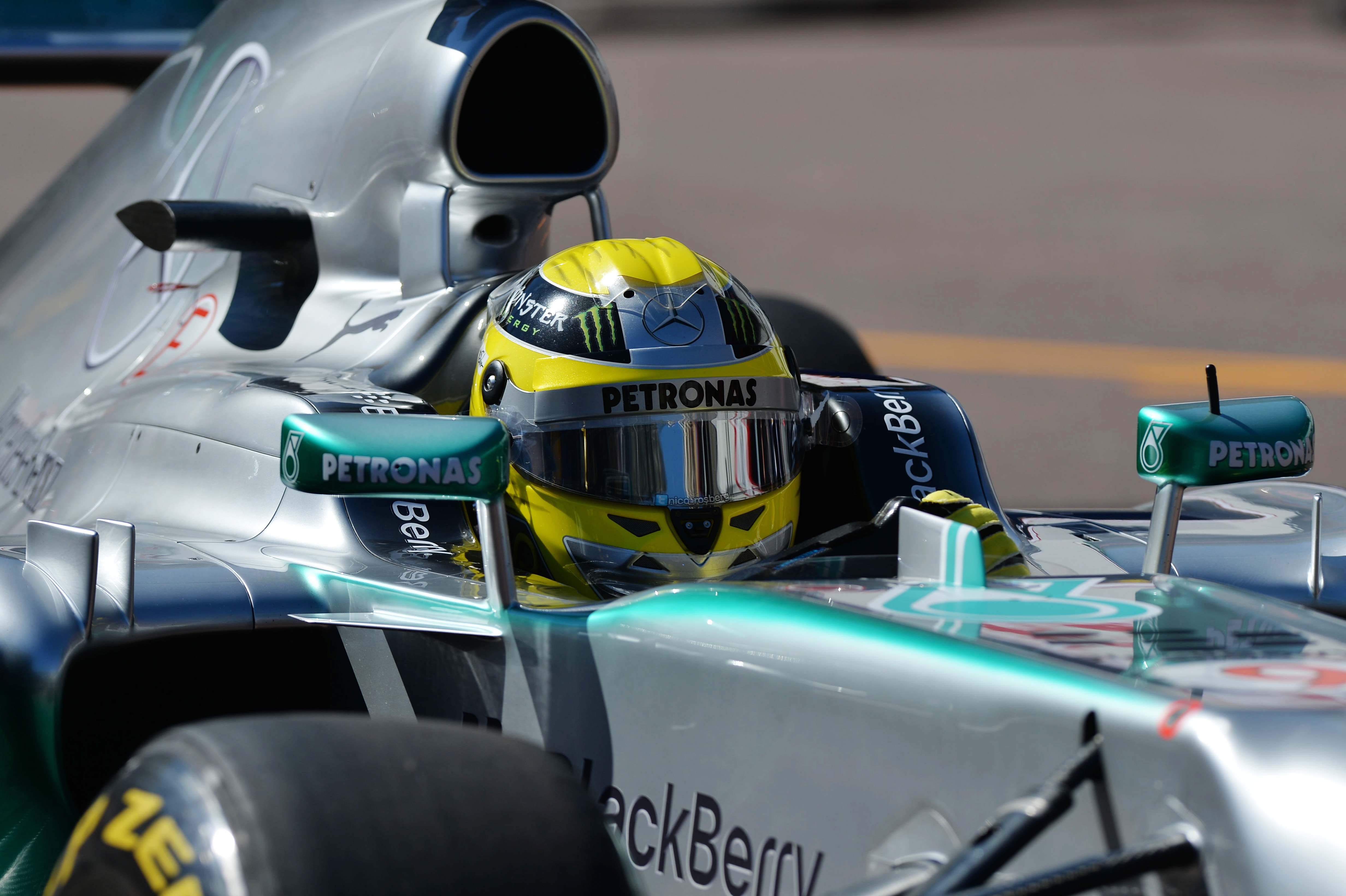 VT1: Rosberg snelste in smalle straten