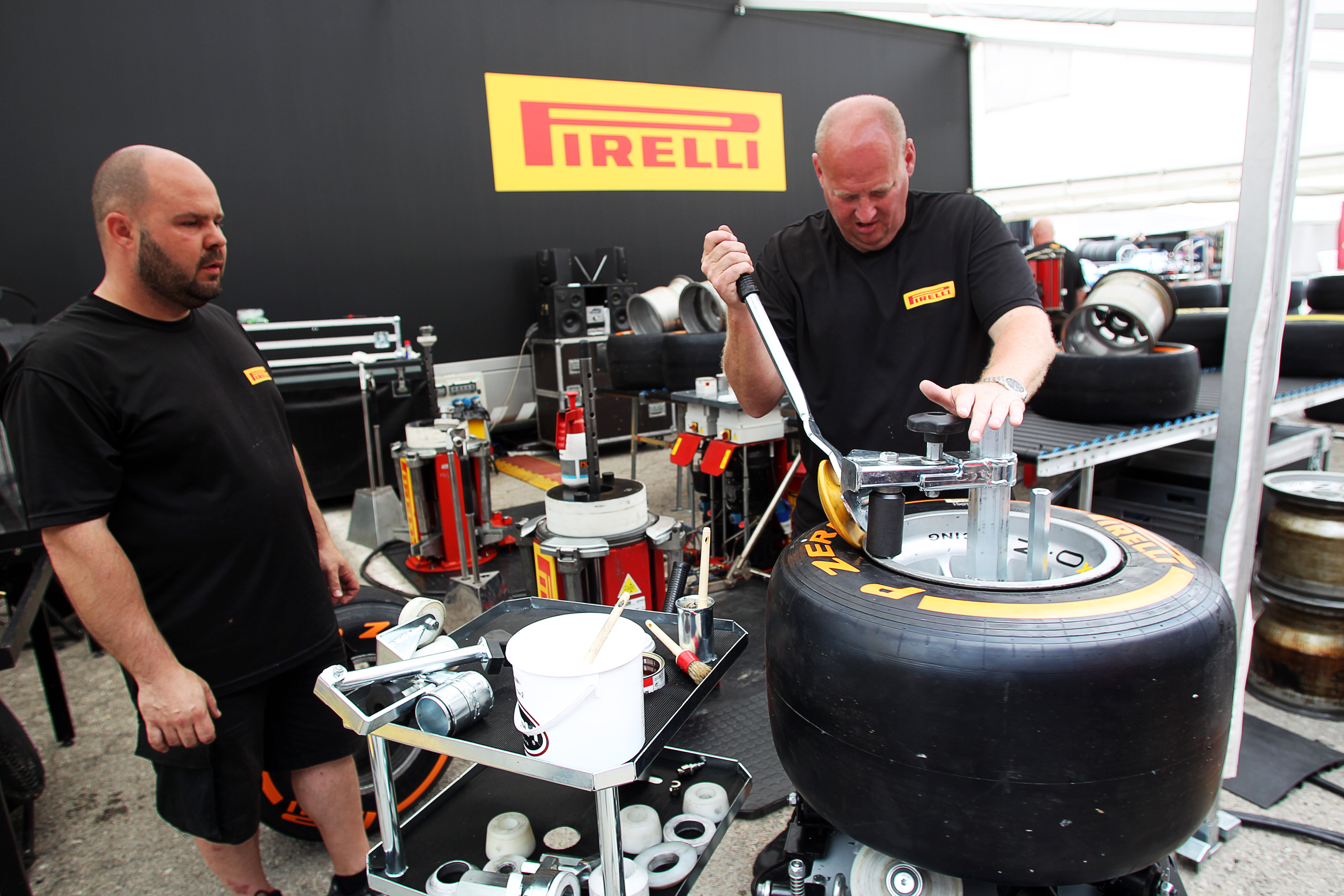 Pirelli: ‘Lekke banden door rotzooi op baan’