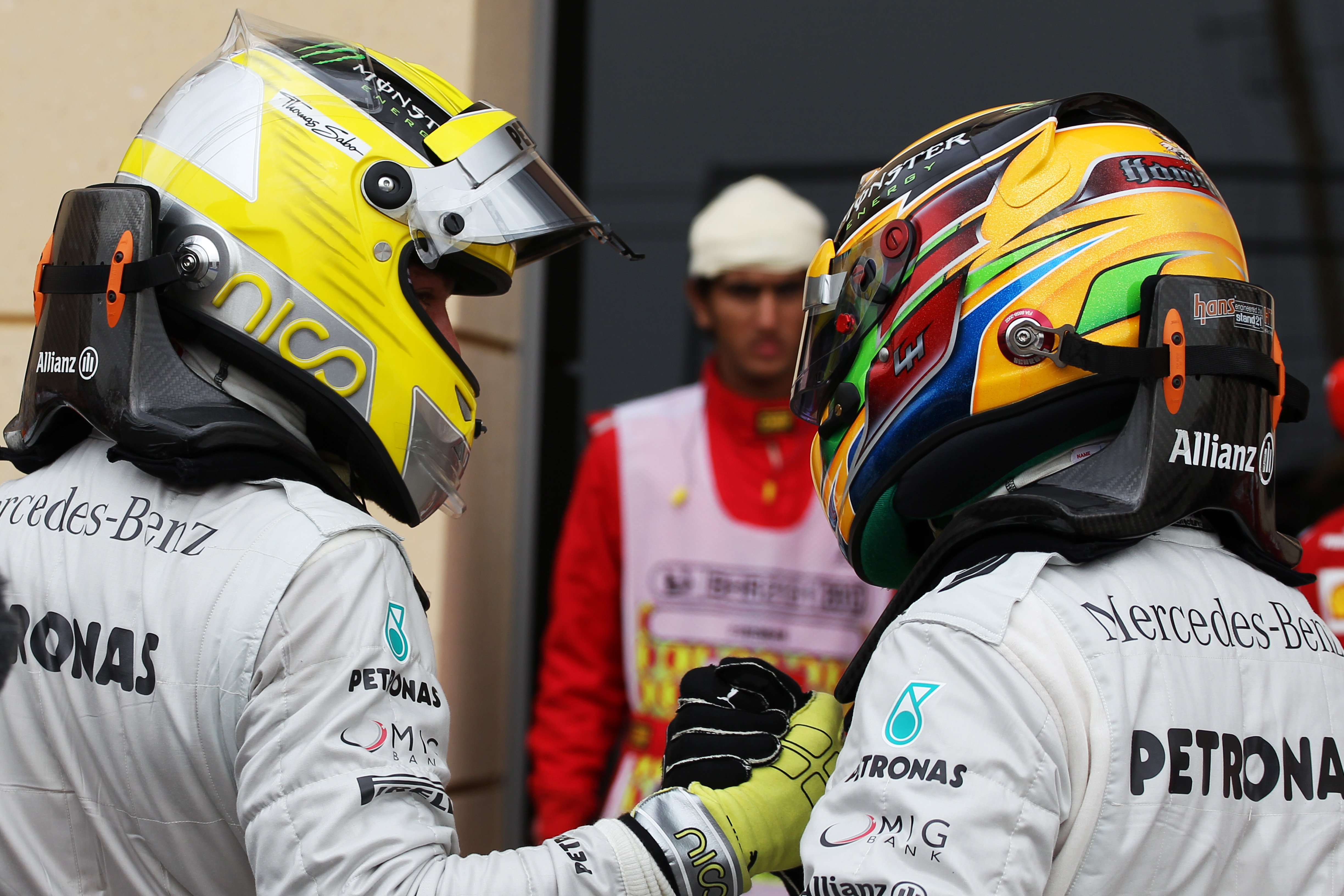 Video: Rosberg en Hamilton nemen de ideale racelijn door