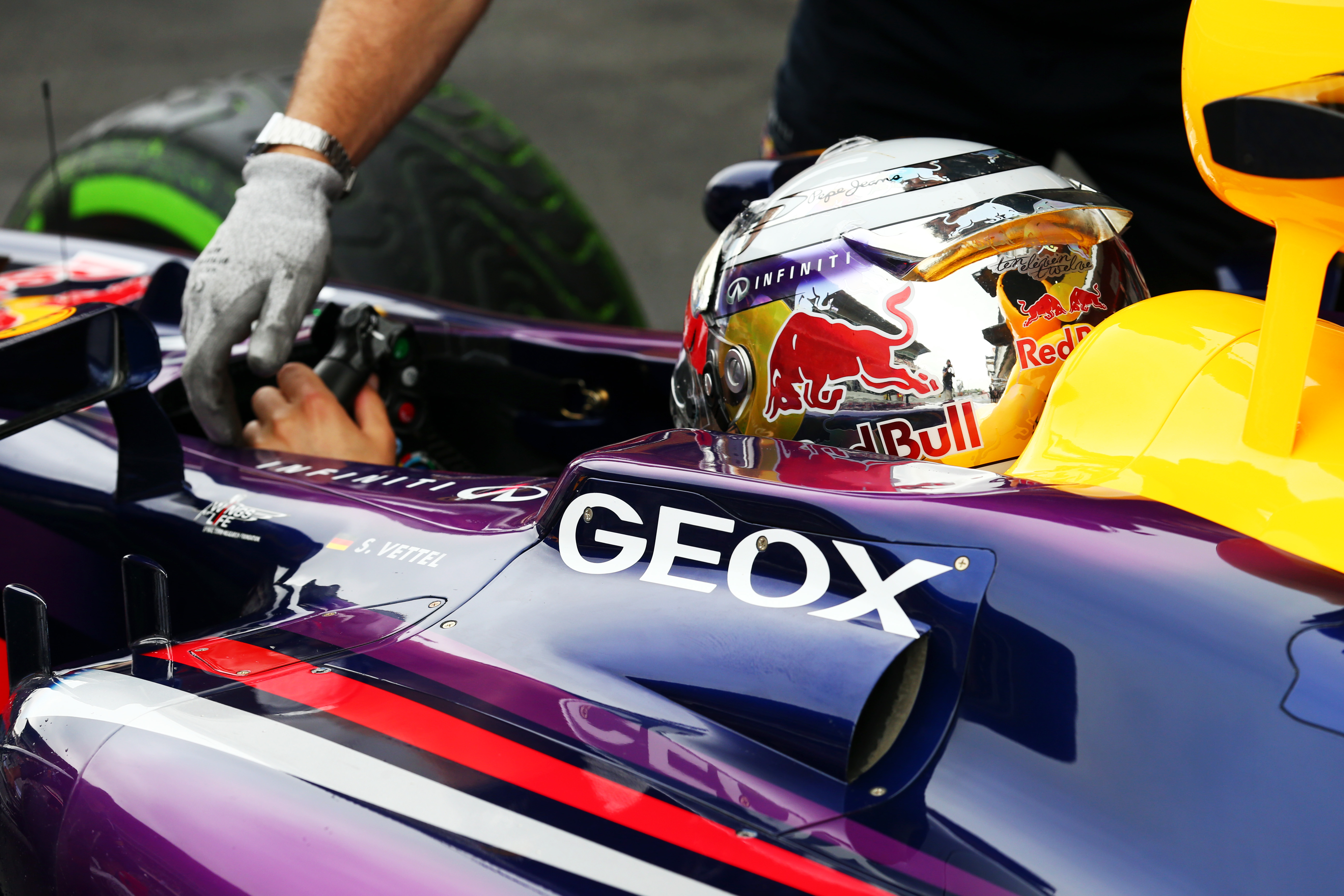 VT2: Vettel blijft Alonso net voor