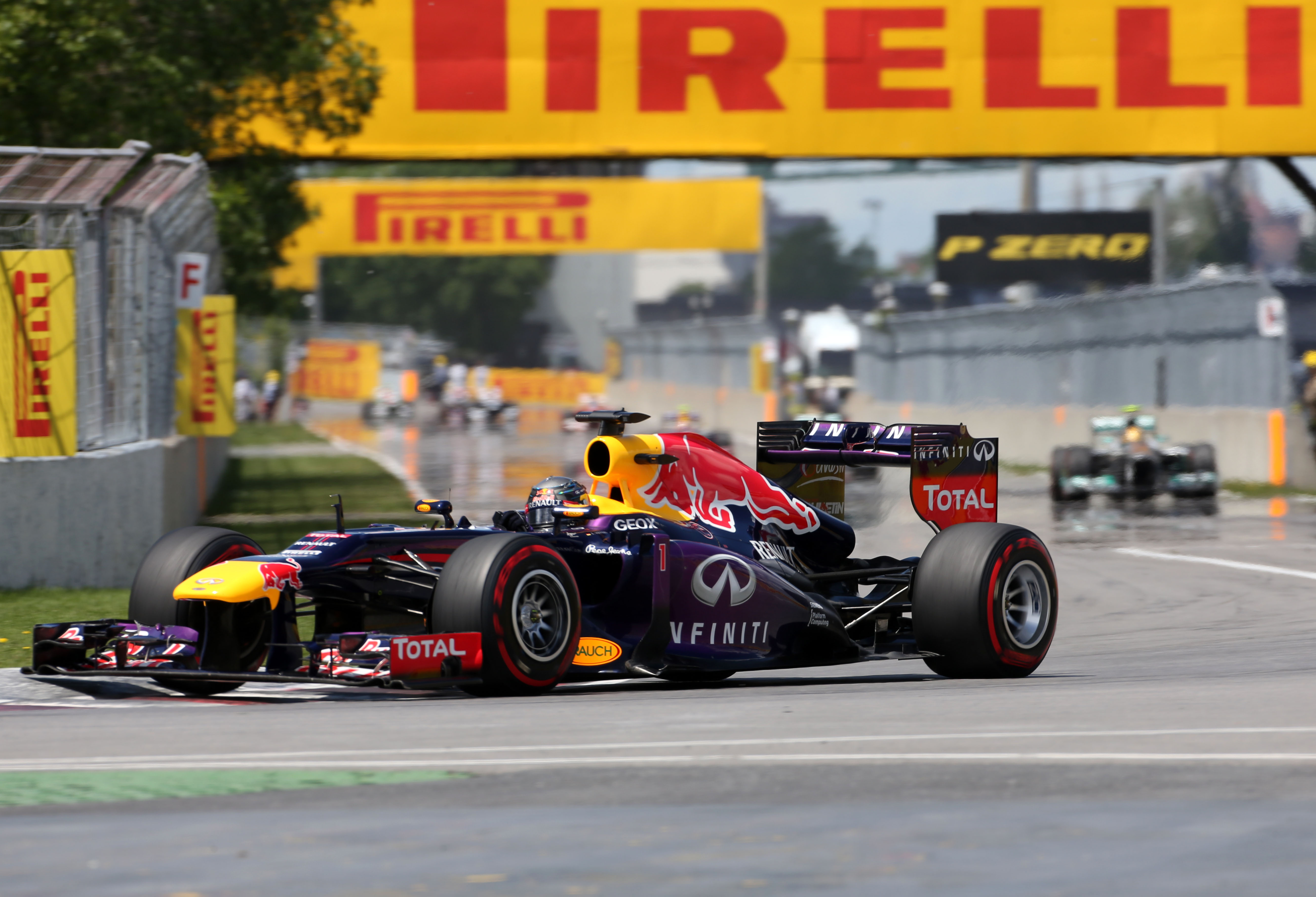 Vettel klaagt over banden voor veiligheid