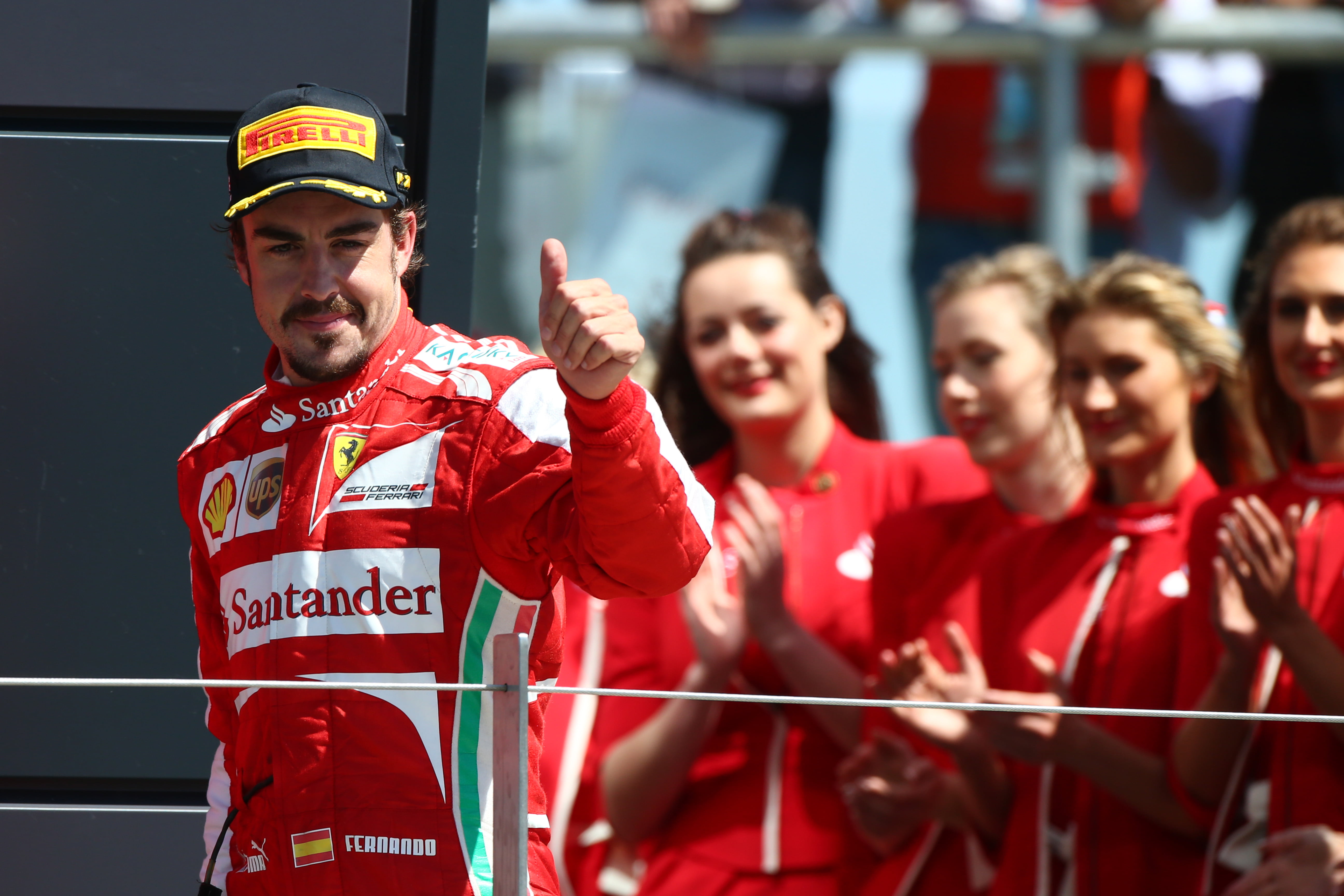 Alonso ‘mazzelt’ zich naar het podium