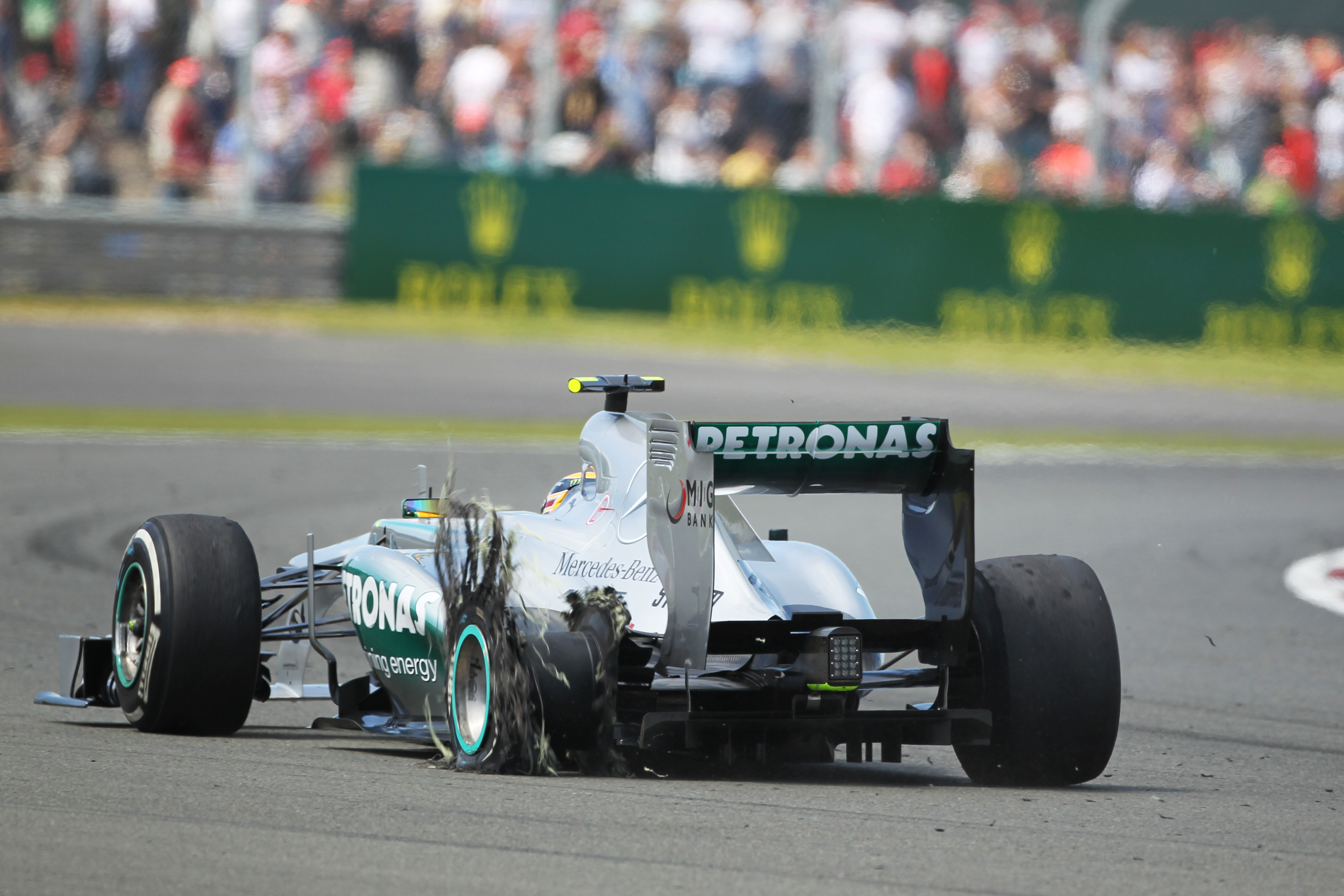 Pirelli en Rosberg op het matje geroepen