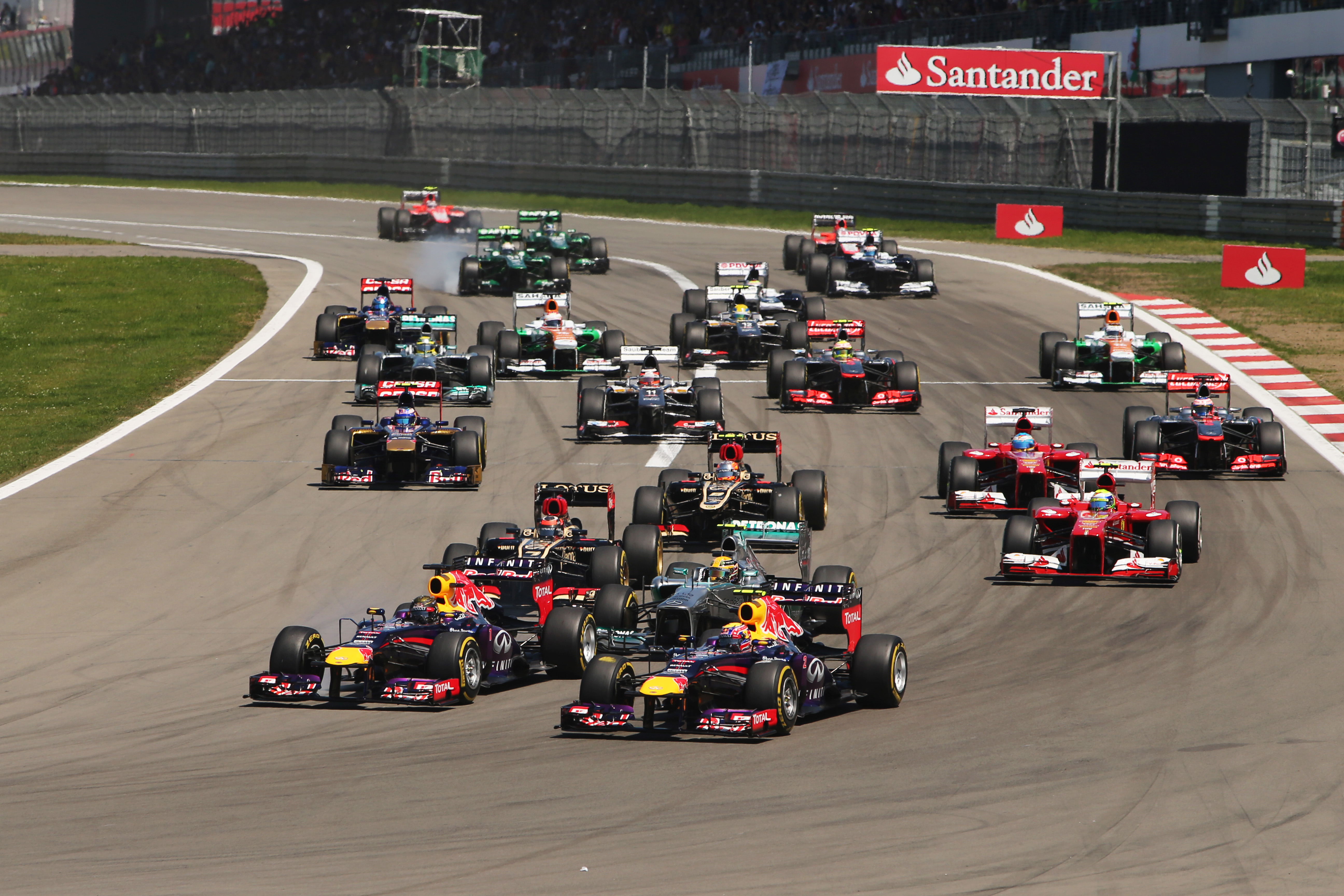 Race: Vettel houdt Lotus-duo af en wint