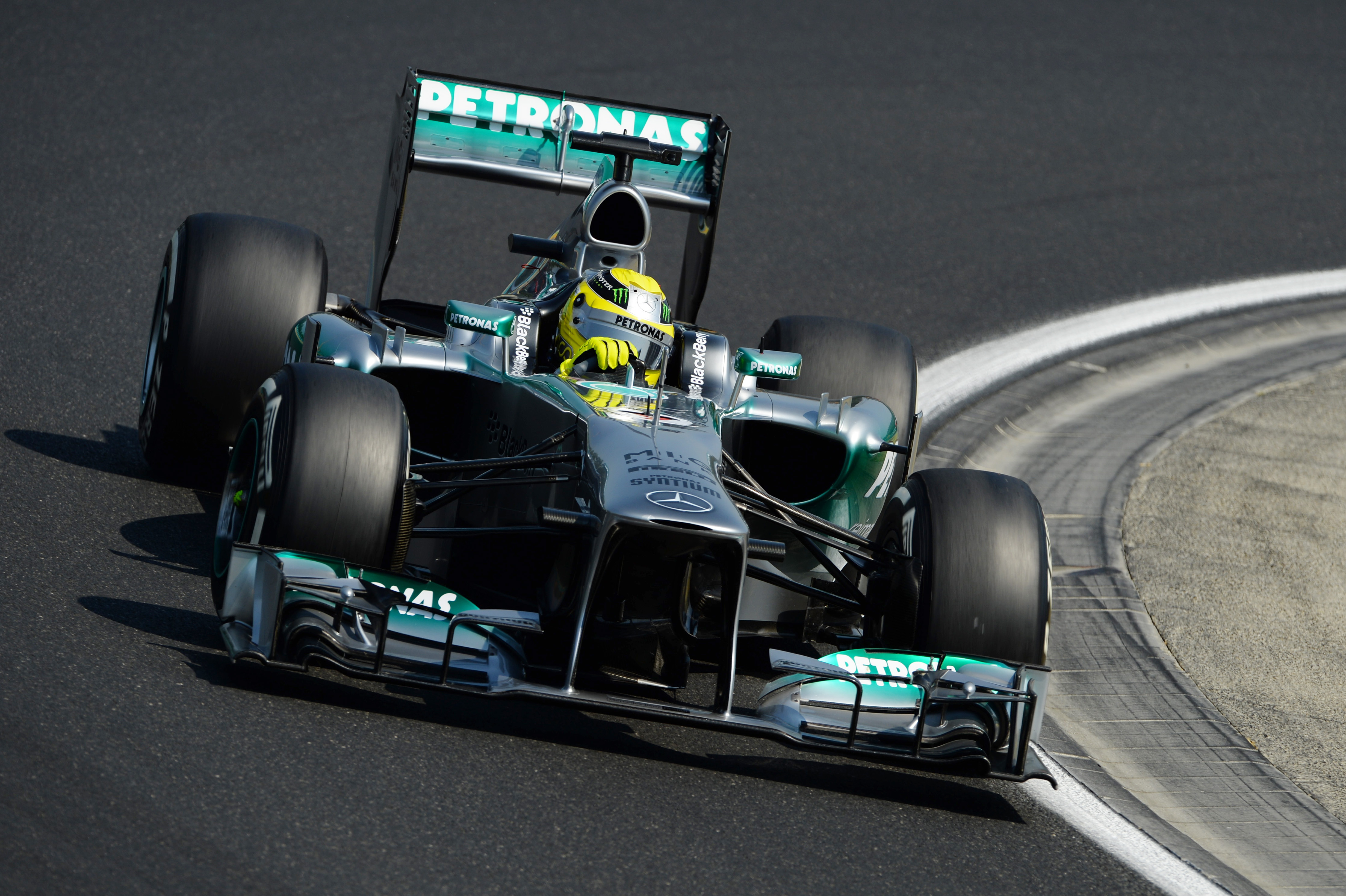 Rosberg blij verrast met snelheid