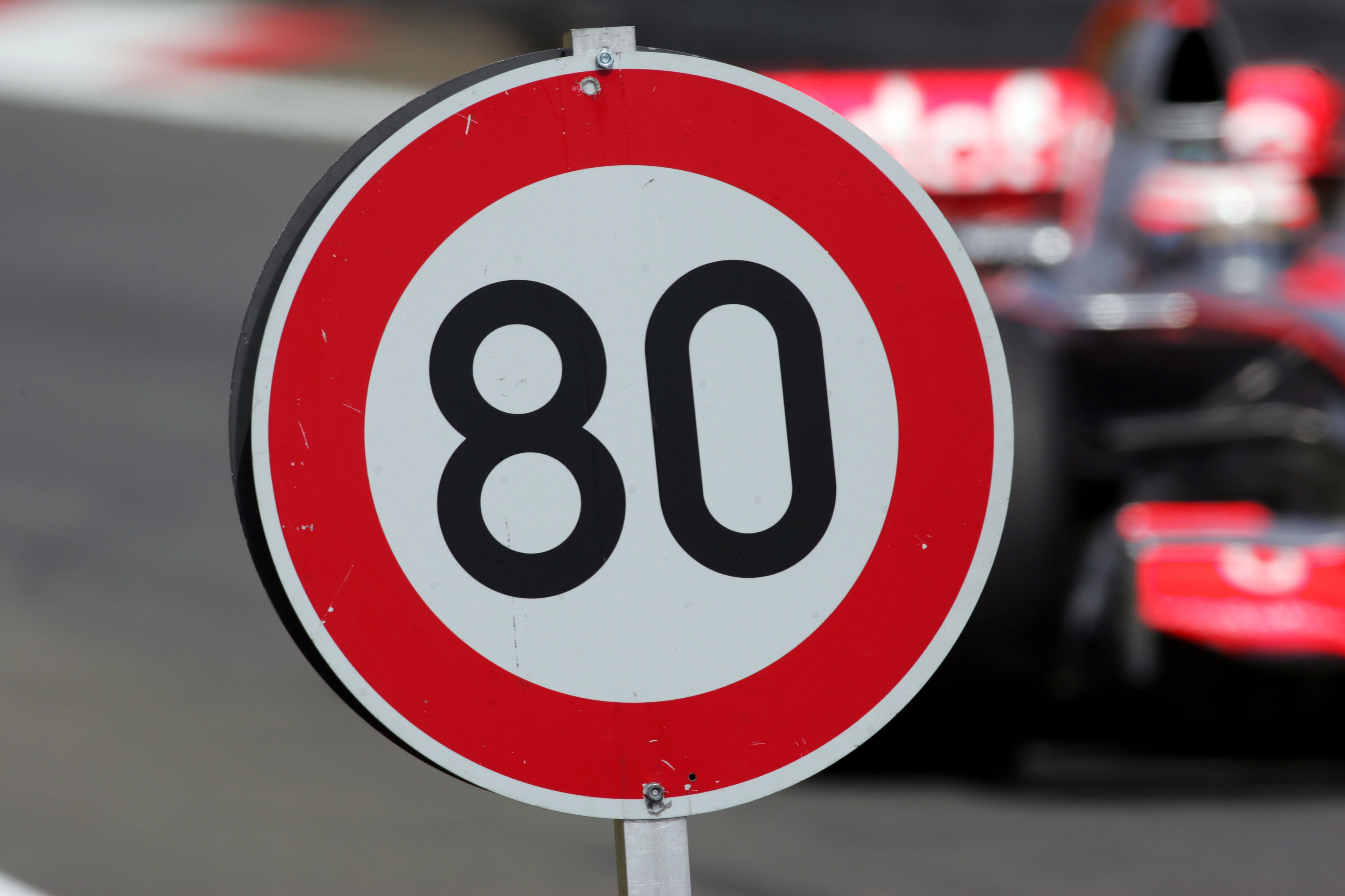 FIA verlaagt maximumsnelheid in pitstraat