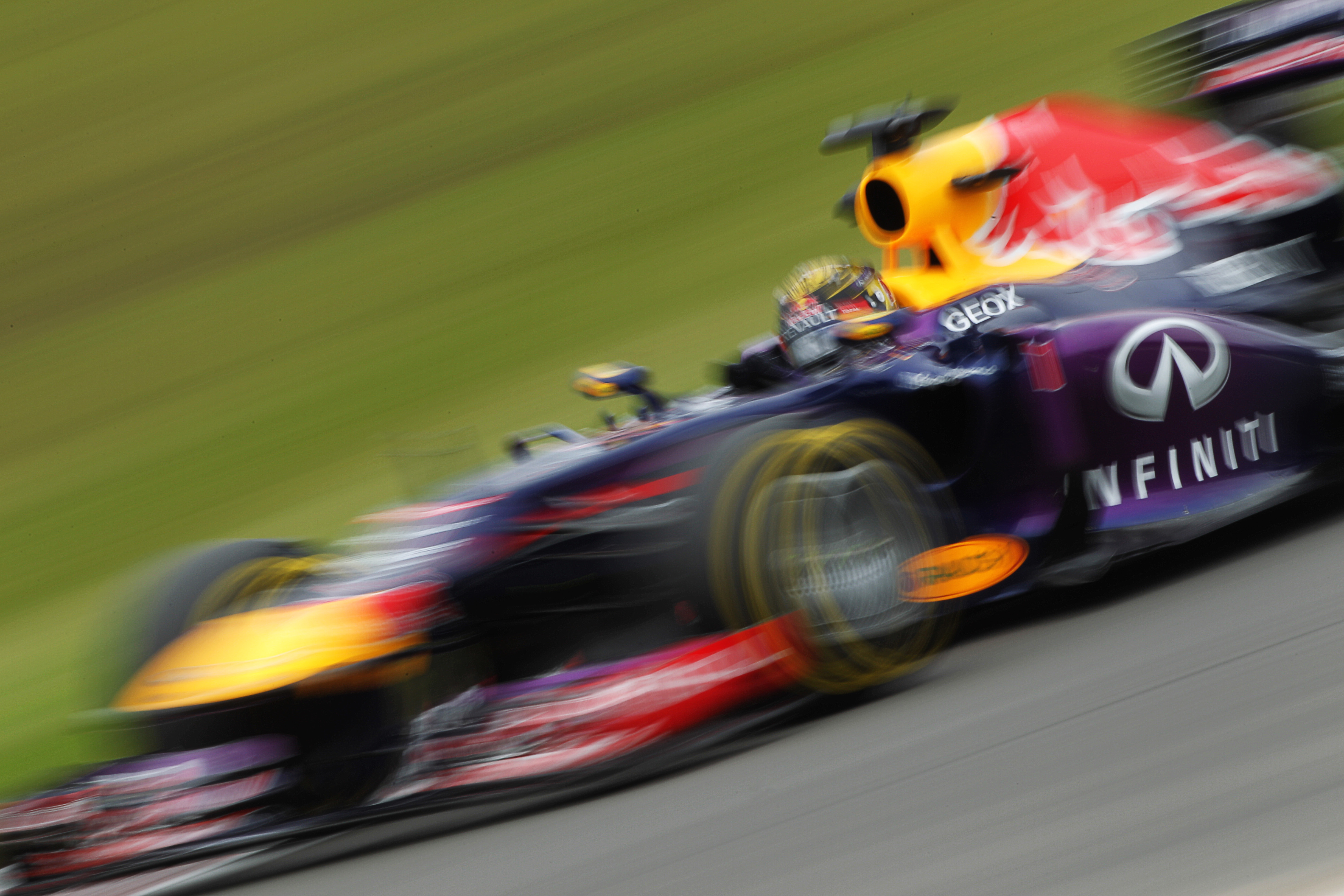 Vettel blij na snelste tijd middagtraining