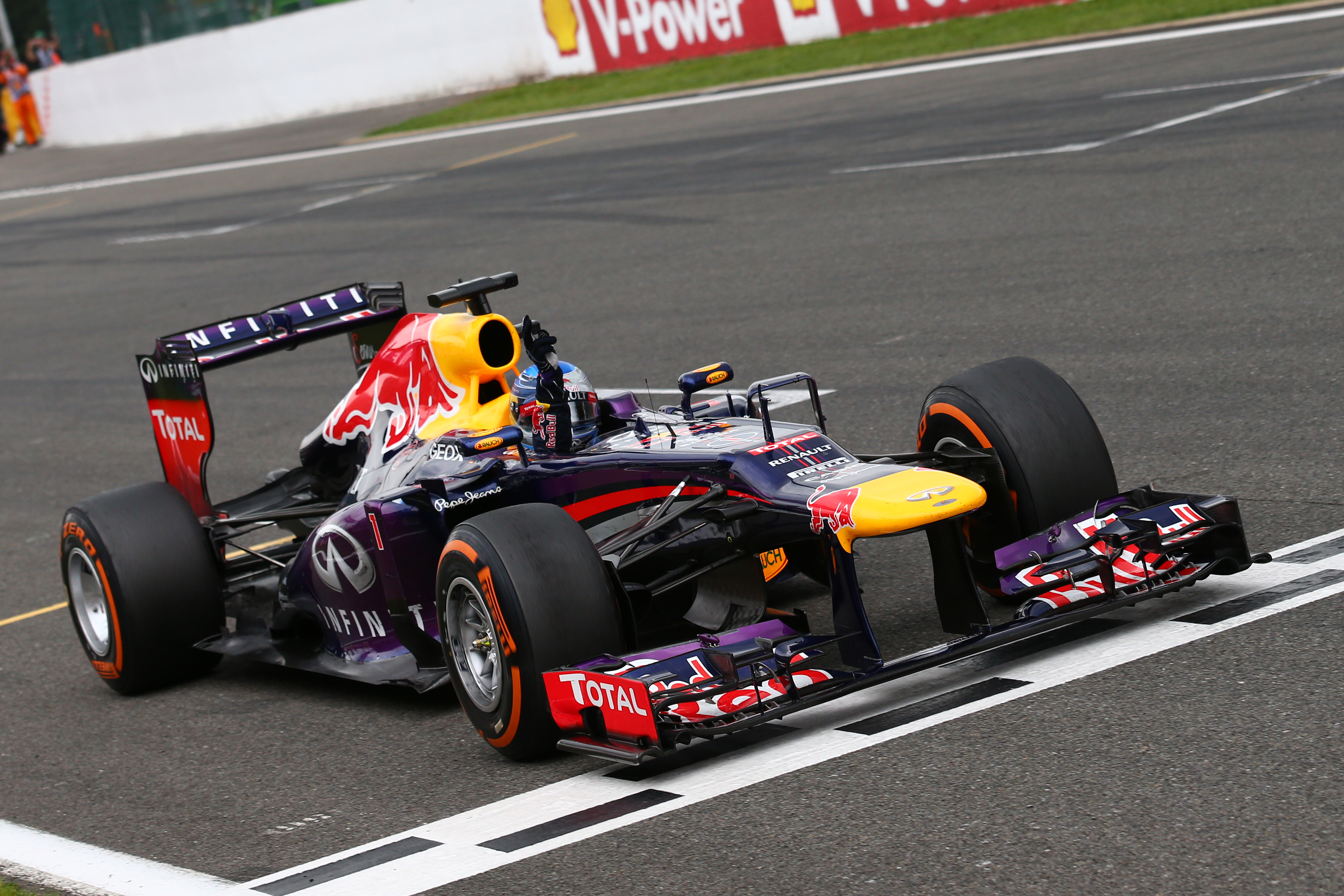 Vettel geniet en rijdt zonder stress naar de zege