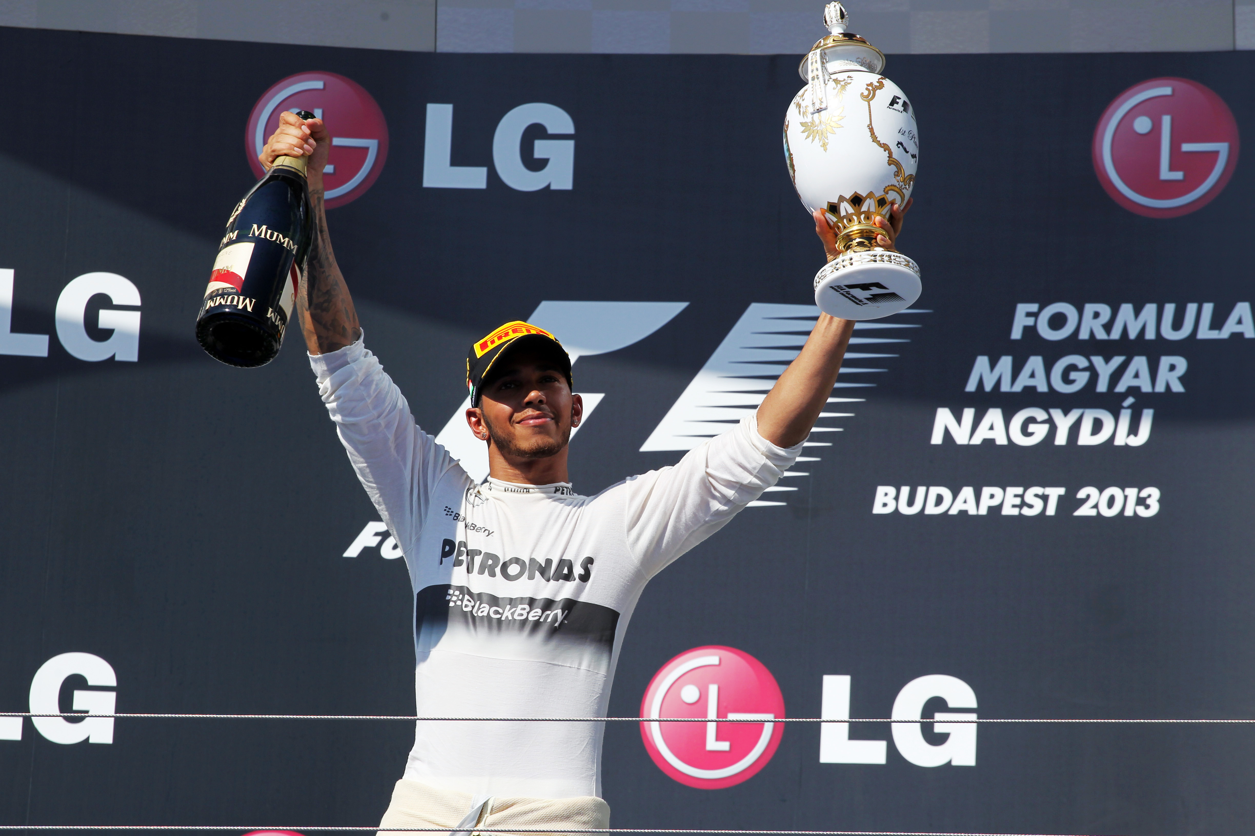 Hamilton wil Mercedes ‘terugbetalen’ met gooi naar de titel