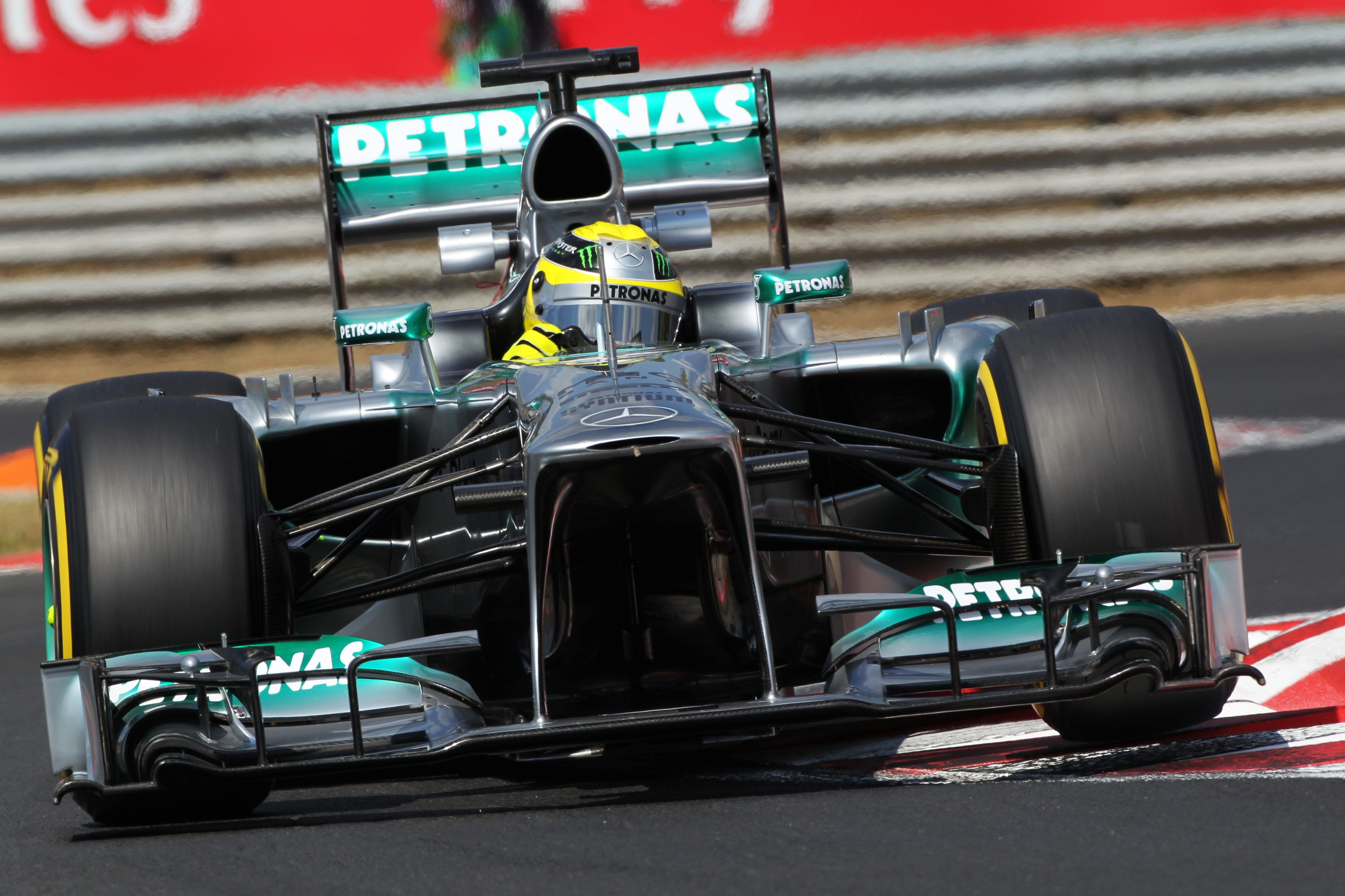 Rosberg: ‘Mercedes staat voor dilemma’