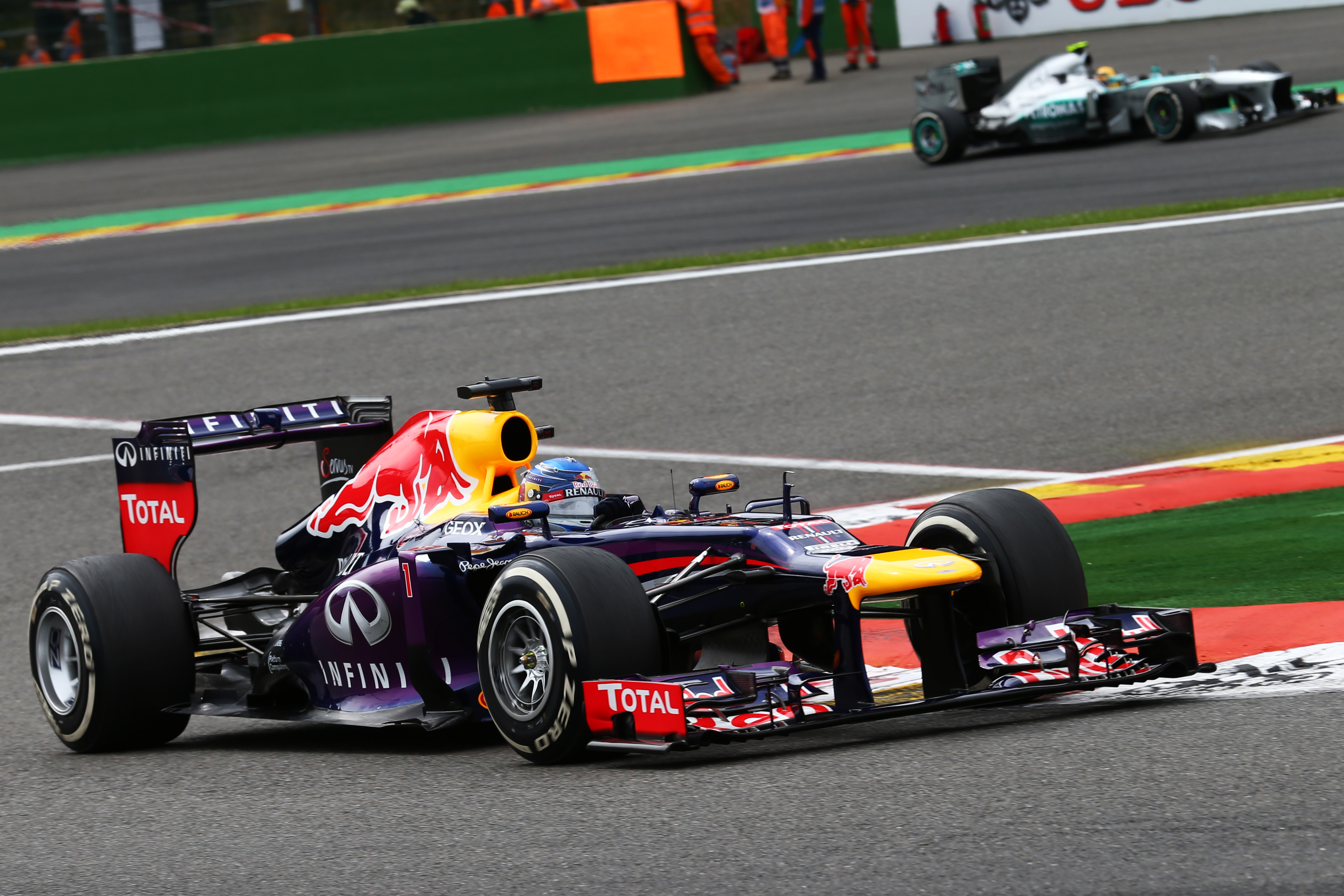 Race: Vettel domineert in de Ardennen