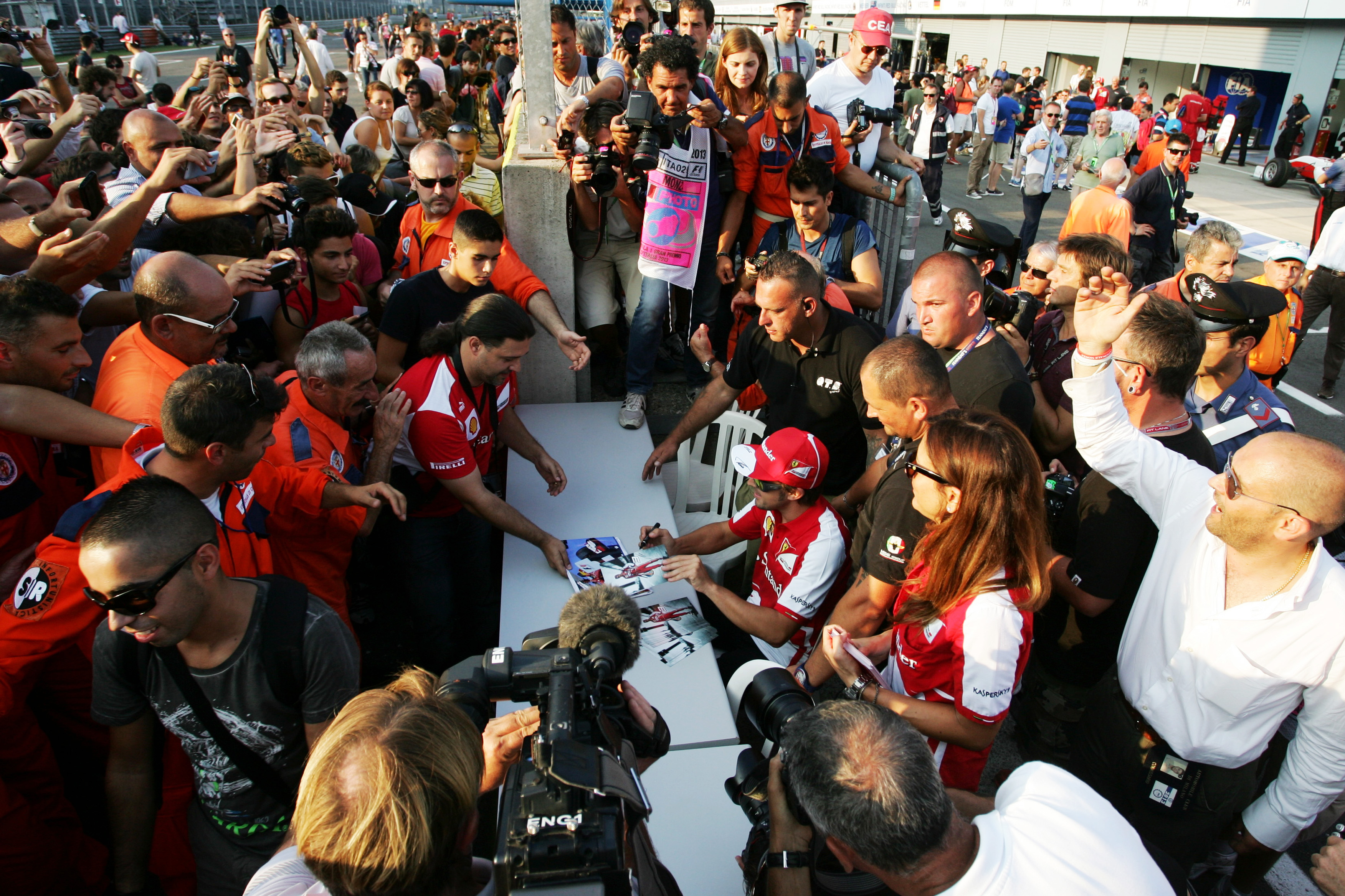Alonso: ‘Doel is om voor Vettel te eindigen’