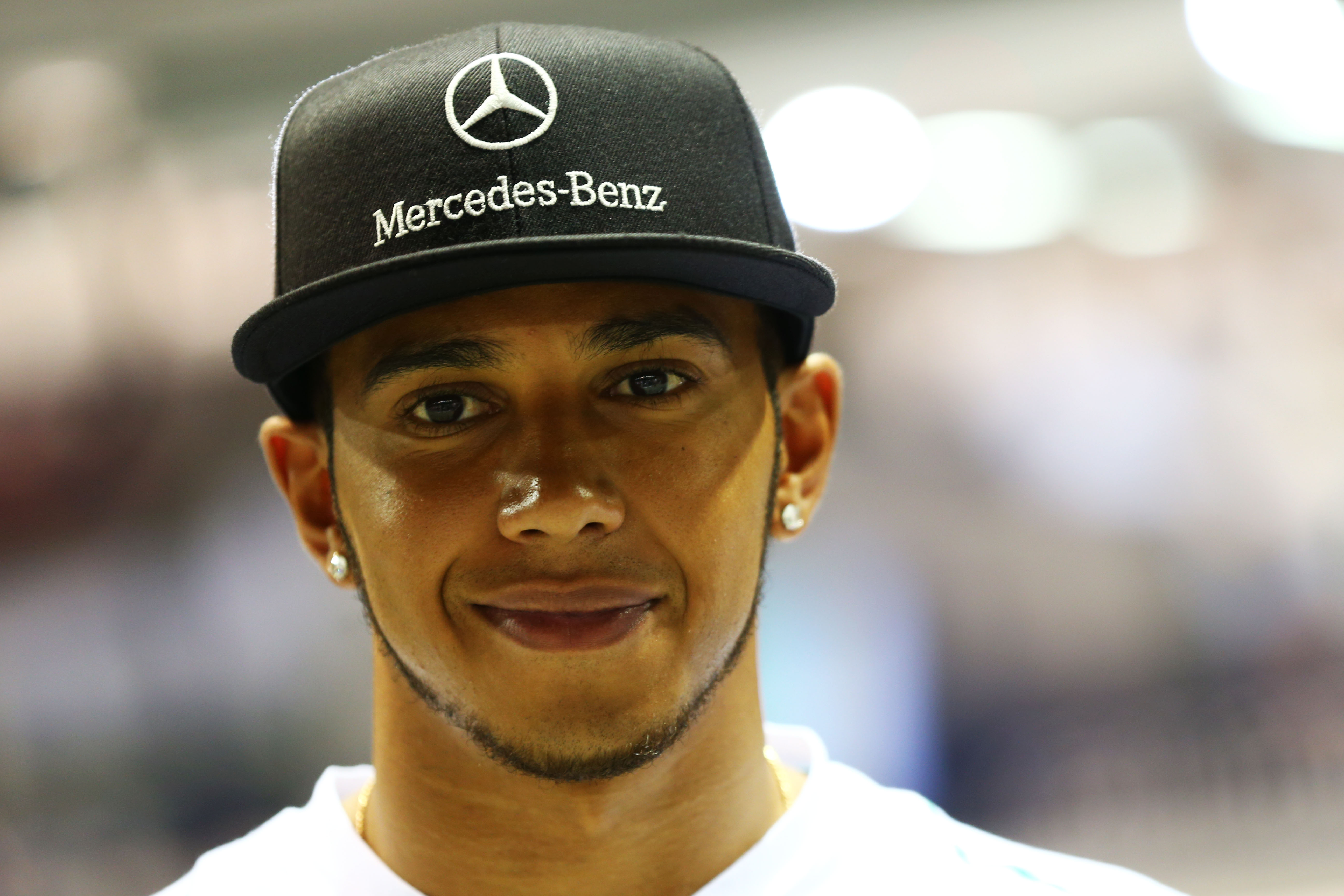 VT1: Lewis Hamilton snel in Singapore