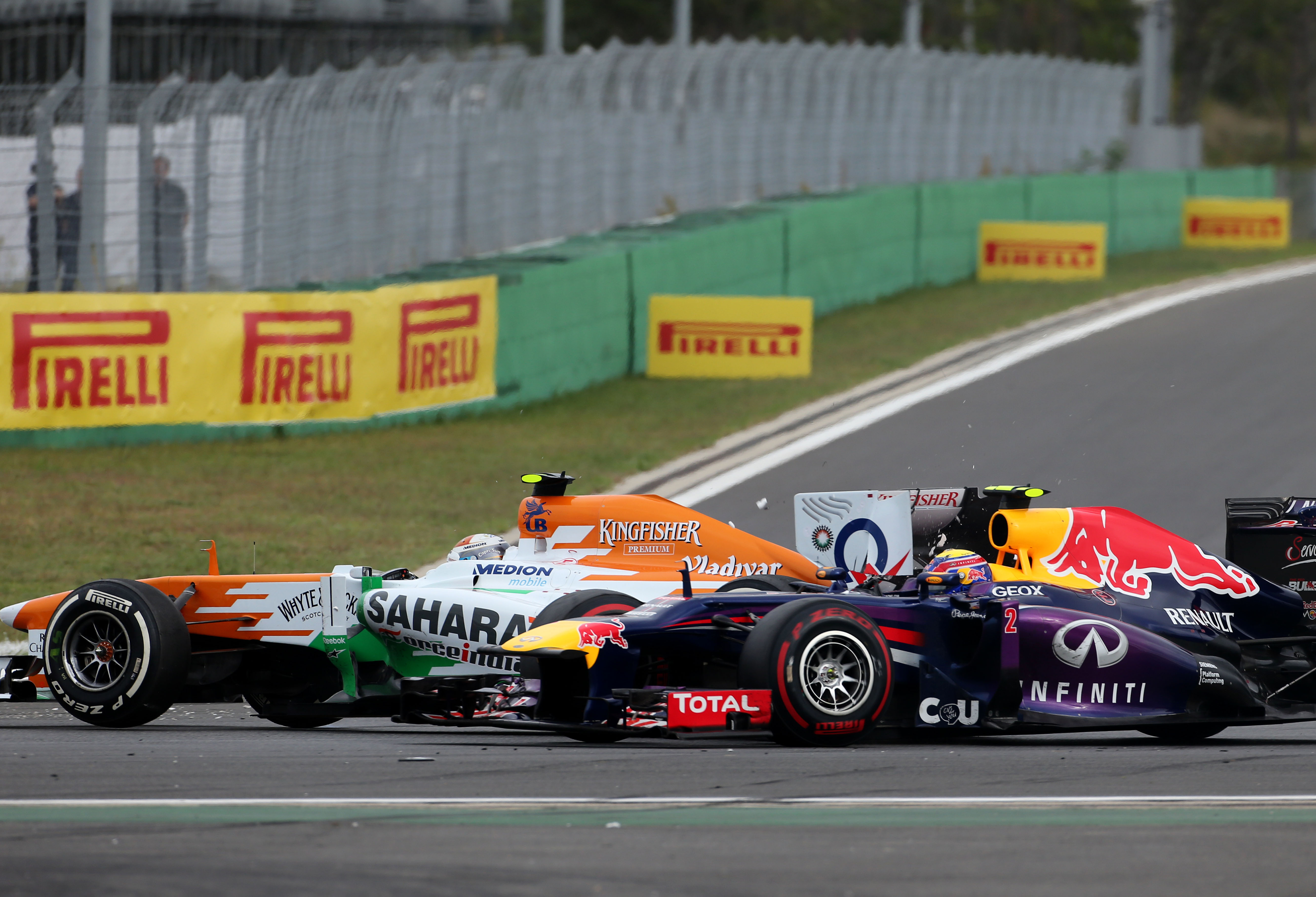 Force India-coureurs rijden schade