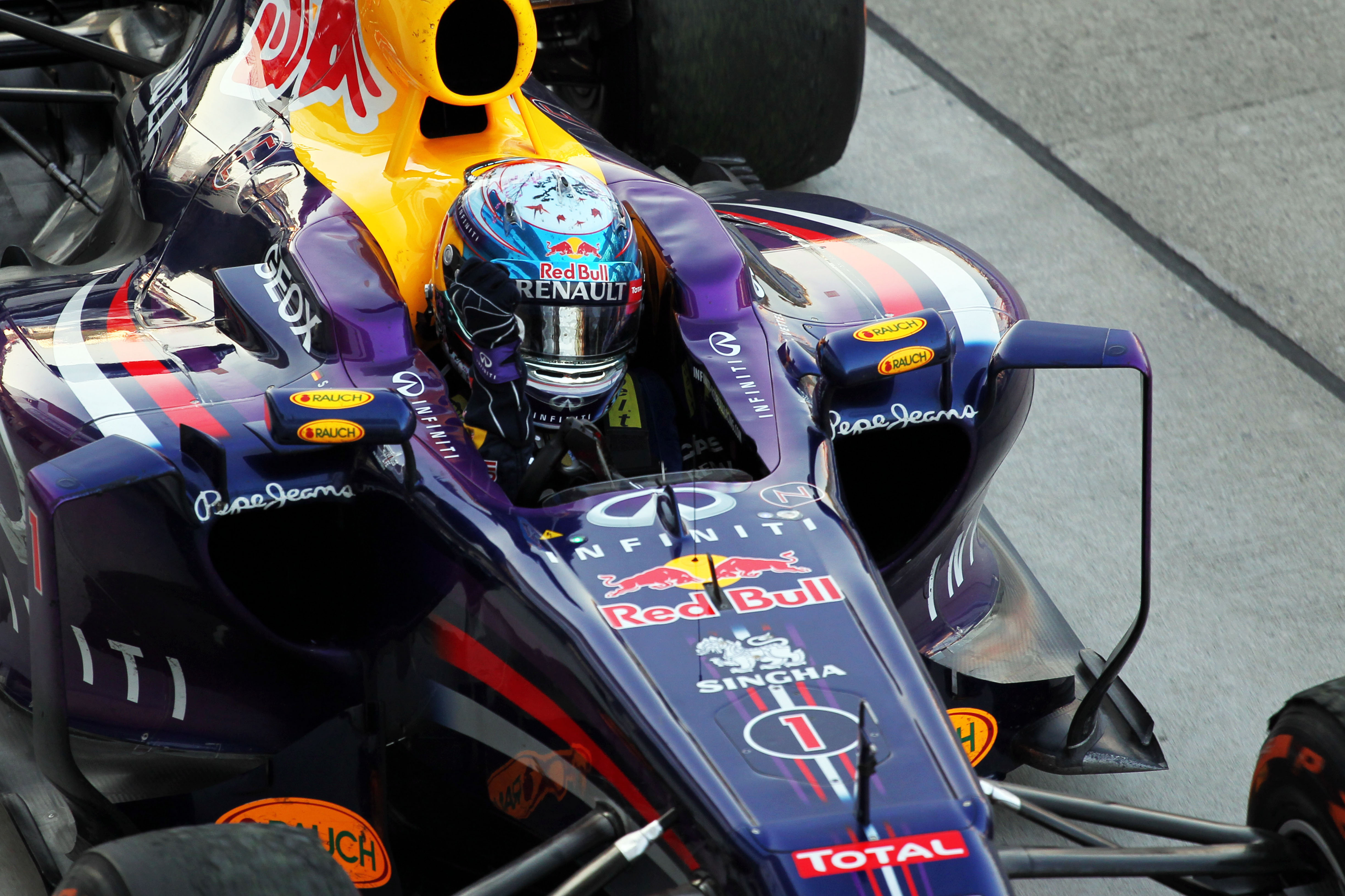 Race: Vettel wint strategisch steekspel Suzuka
