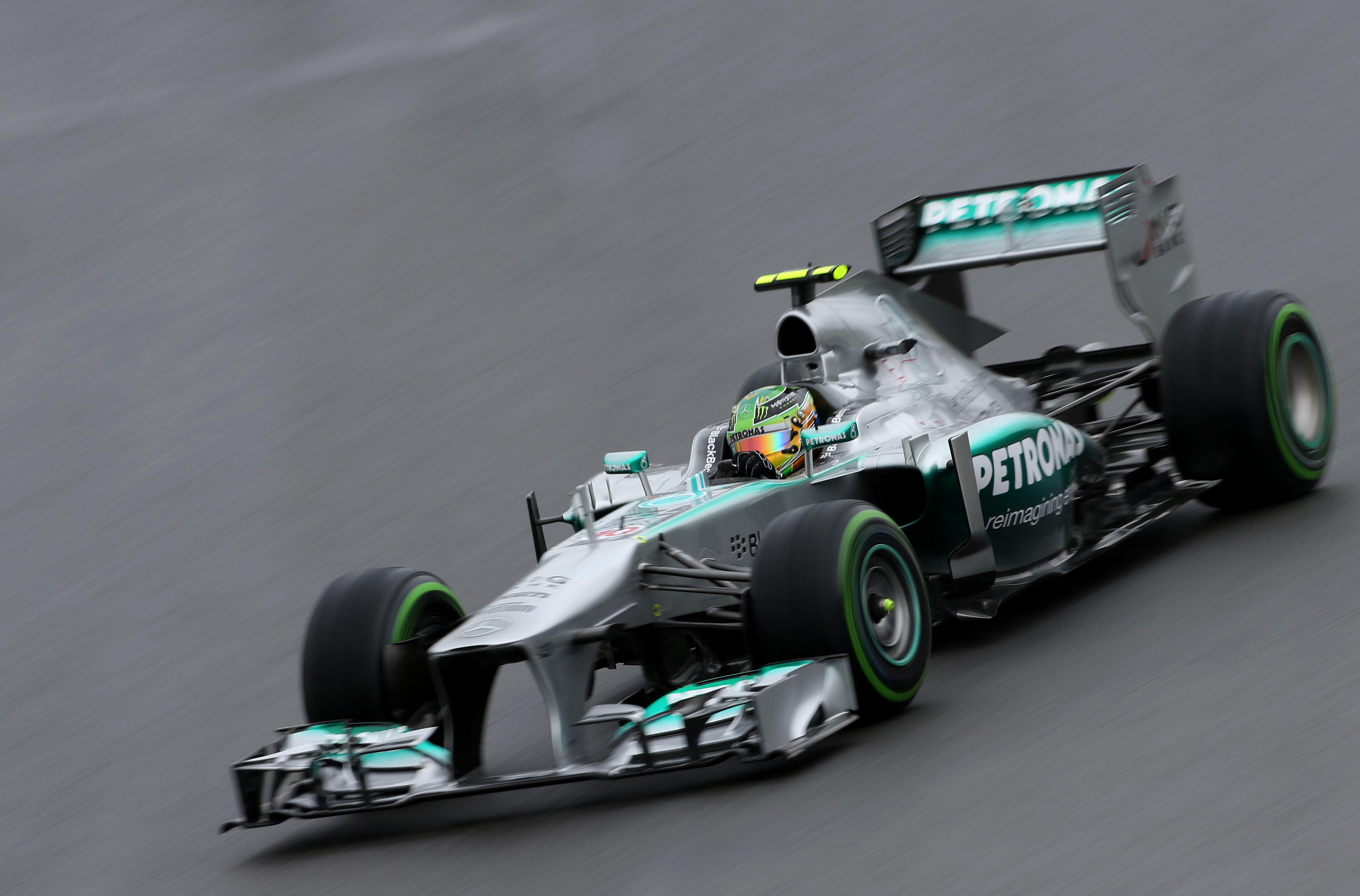 Hamilton geeft halve seconde toe op Rosberg