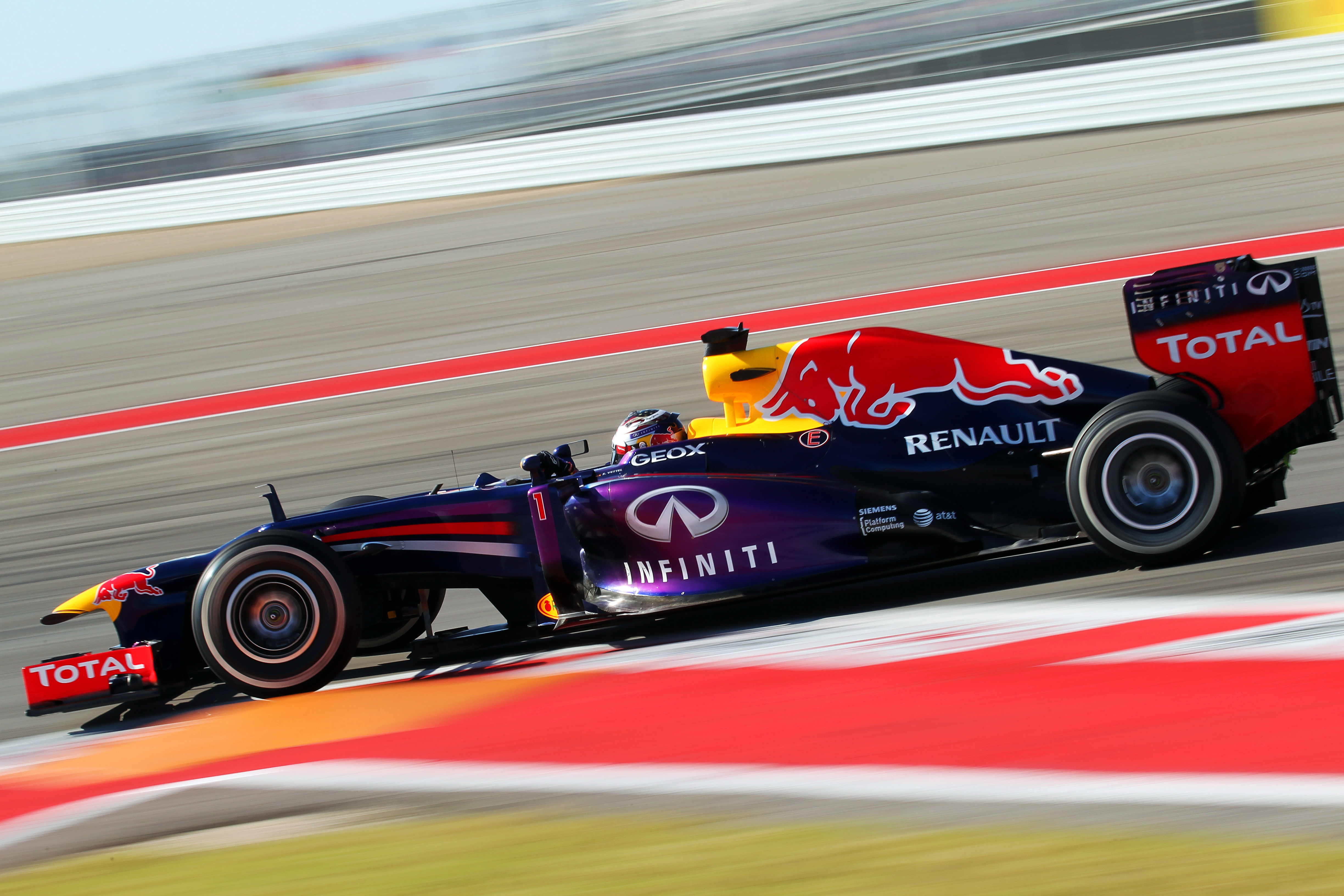 VT3: Vettel houdt Webber van zich af